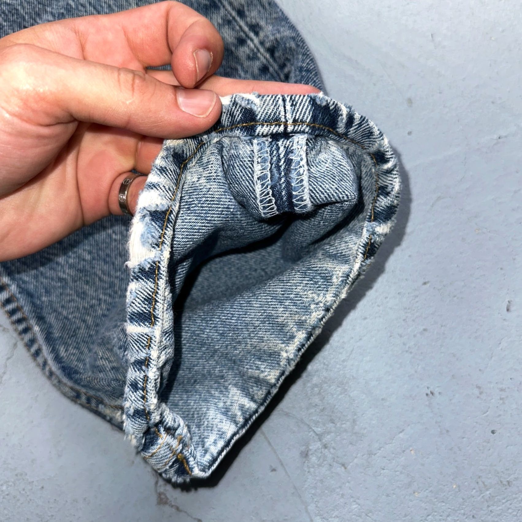 Levi's VINTAGE Levi's 501 Jeans Men's Regular Fit Straight Leg 80s Light Wash Blue 31x34 Size US 31 - 4 Thumbnail