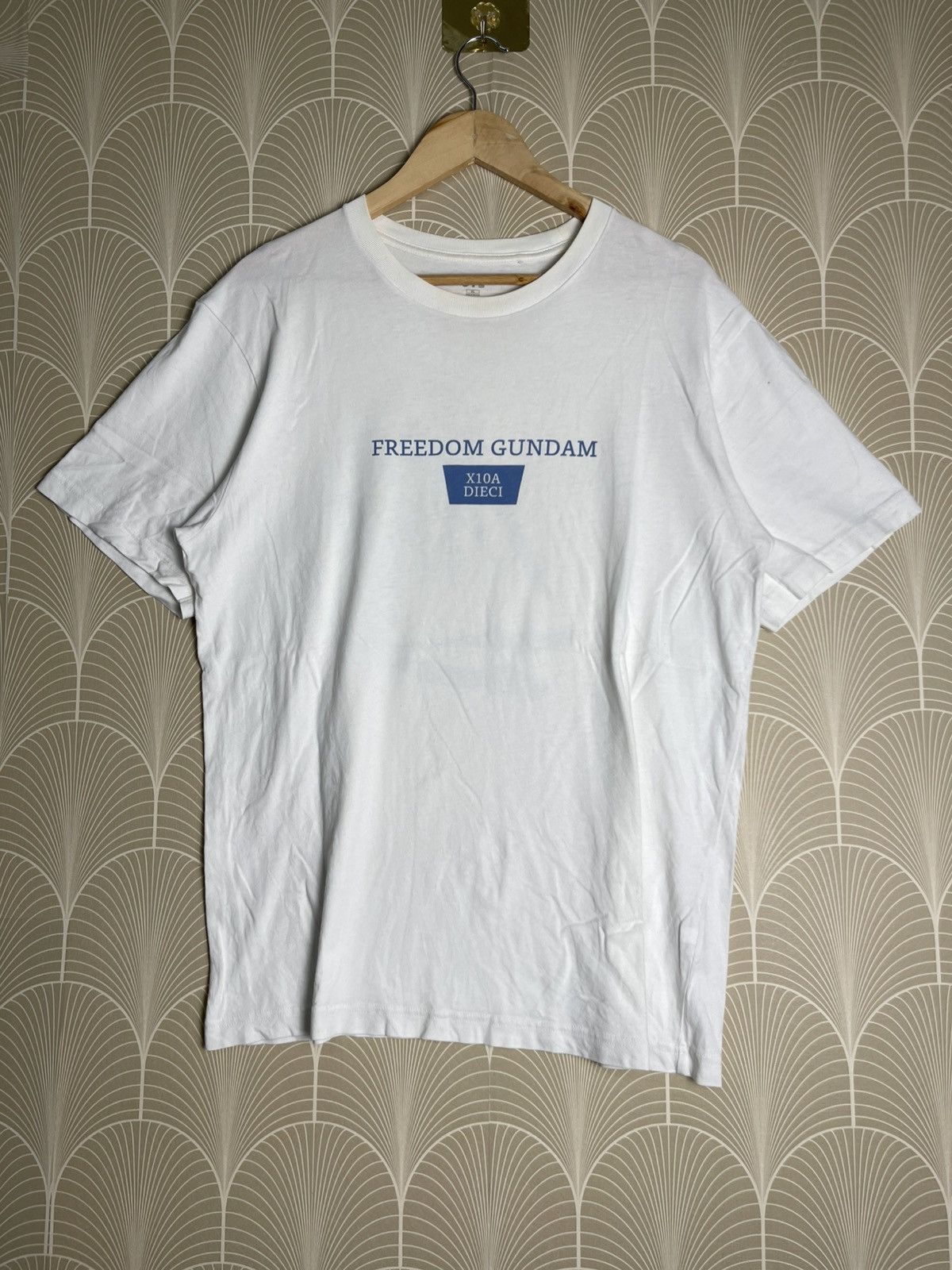 Anime × Japanese Brand × Uniqlo 2000s FREEDOM GUNDAM TSHIRT SOLO CHARACTER HERO Size US XL / EU 56 / 4 - 2 Thumbnail
