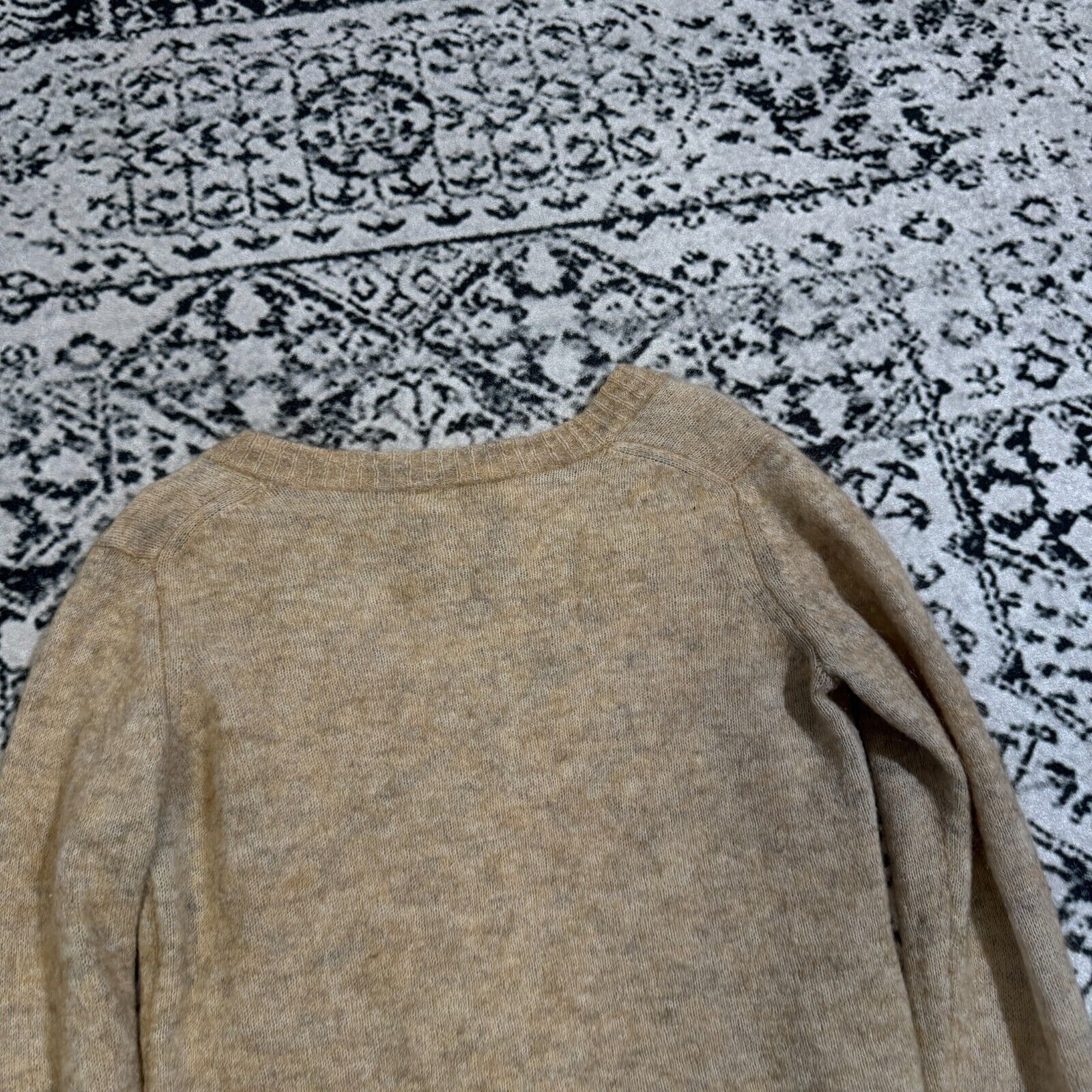Vintage Vintage Women's Beige Wool V-Neck Sweater Size S 90s Size US S / EU 44-46 / 1 - 13 Thumbnail