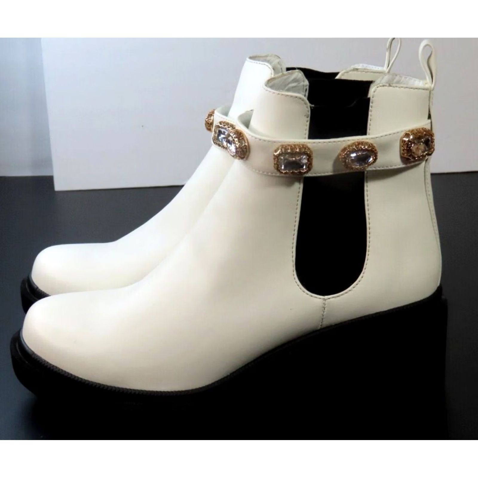 Steve Madden Steve Madden Boots Women's Amulet L0151 White Ankle Bootie 9M Leather"} Size US 9 / IT 39 - 4 Thumbnail
