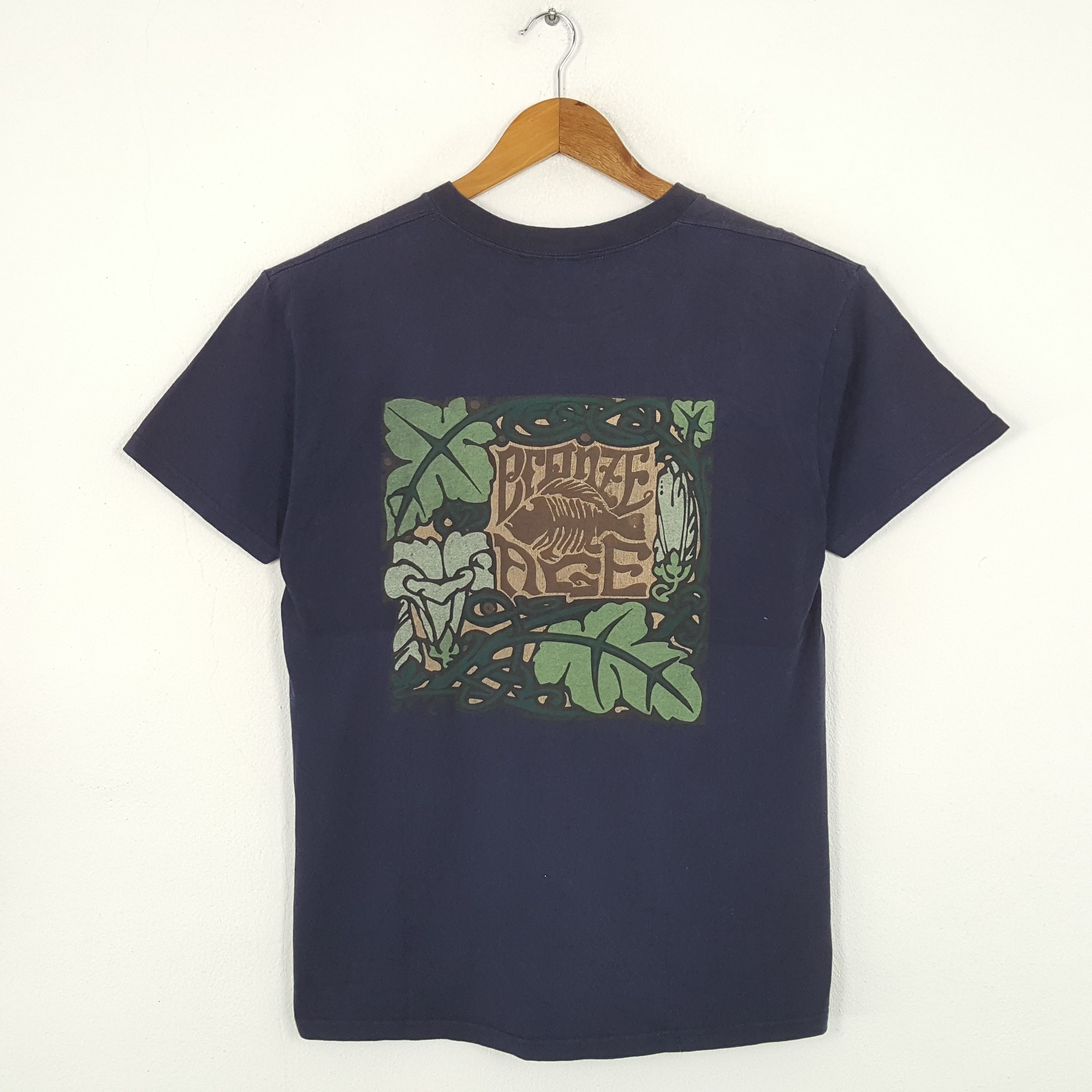 Vintage Vintage BRONZE AGE SURF Style Streetwear T-Shirts Size US L / EU 52-54 / 3 - 1 Thumbnail