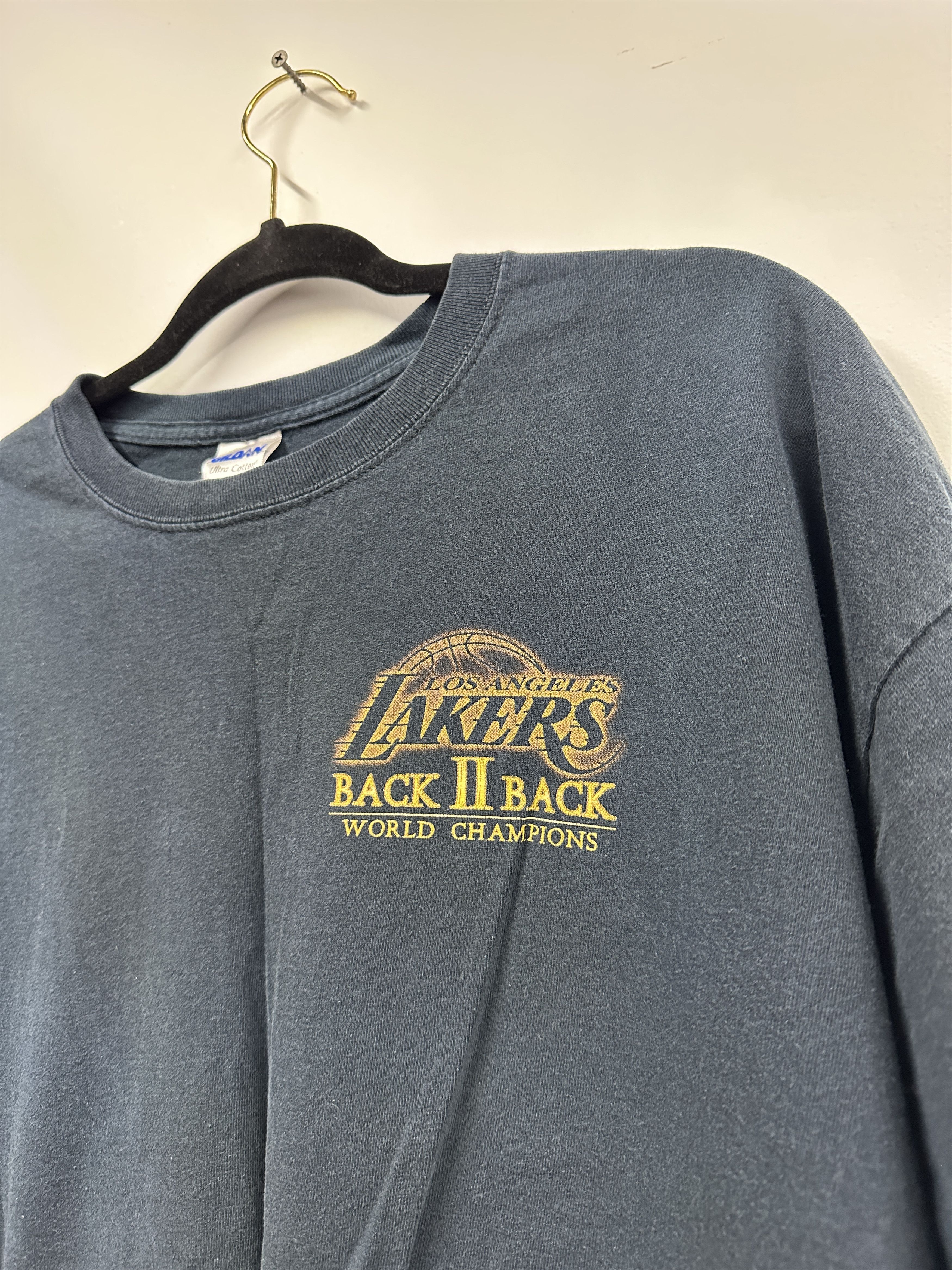 Other Vintage Los Angeles Lakers Back 2 Back World Champions Tee Size US XL / EU 56 / 4 - 3 Thumbnail