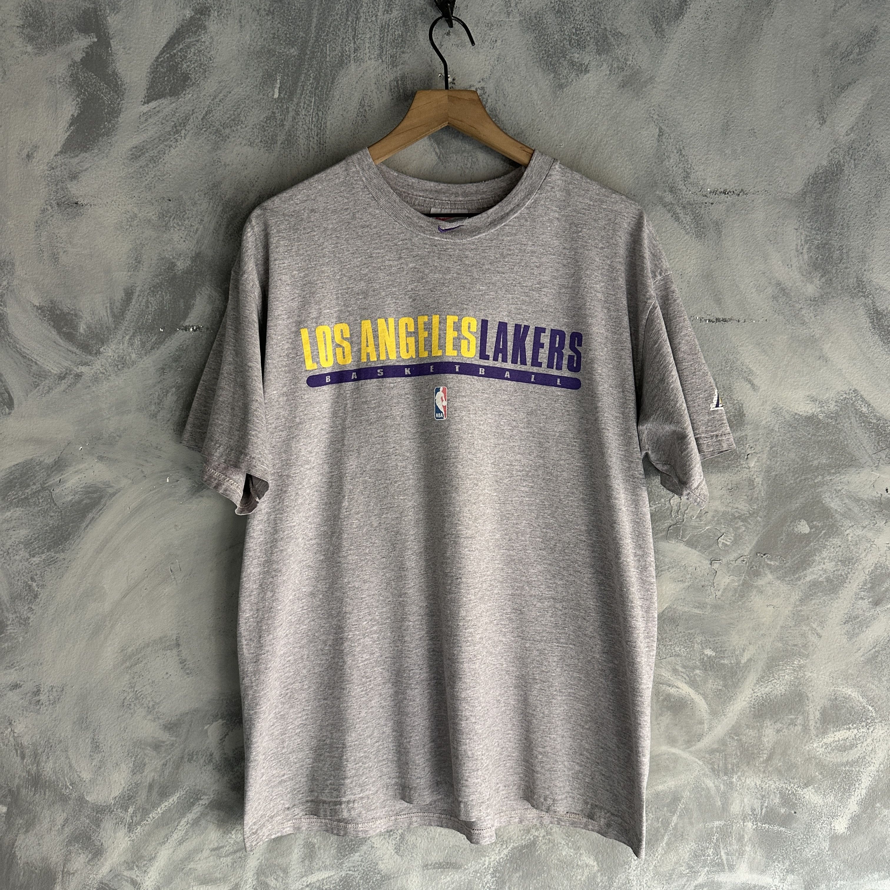 Nike VTG Nike Los Angeles Lakers T Shirt Mens Center Swoosh Size US L / EU 52-54 / 3 - 1 Thumbnail