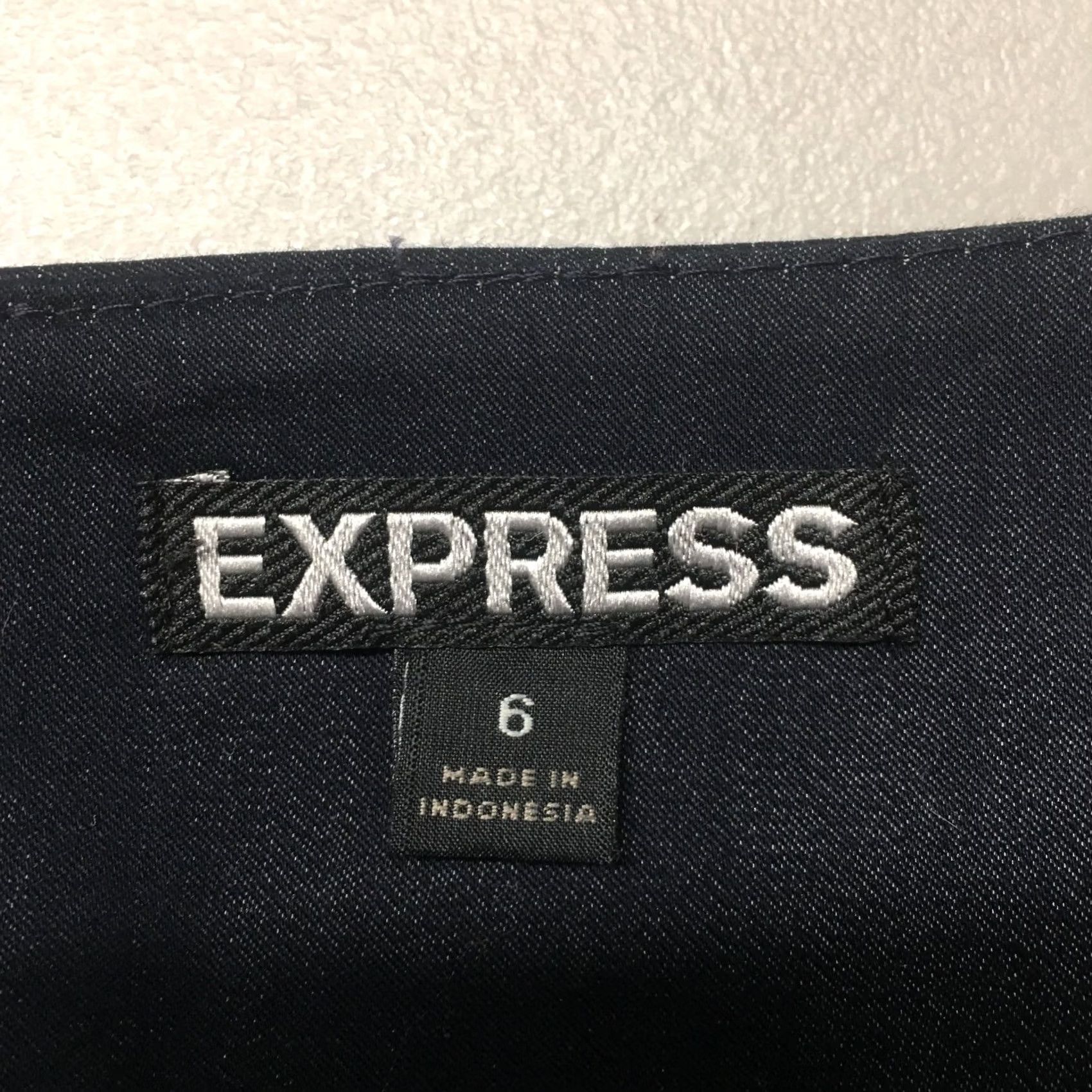 Express Express Pencil Skirt Womens 6 Blue Denim Zip Fly Mini Back Slit Dark Wash Casual Size 28" / US 6 / IT 42 - 7 Thumbnail