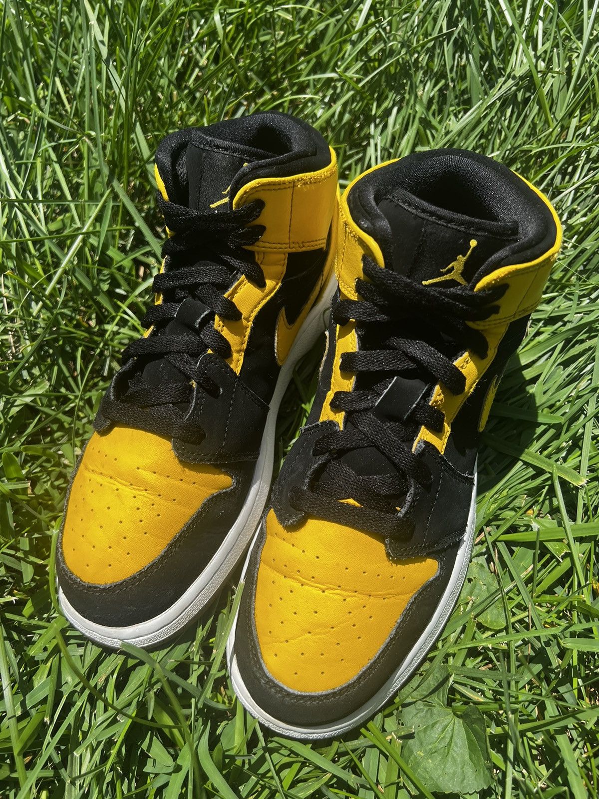Jordan Brand CLEAN Air Jordan 1 size 7 Mens New Love Yellow shoes 2017 Size US 7 / EU 40 - 2 Thumbnail