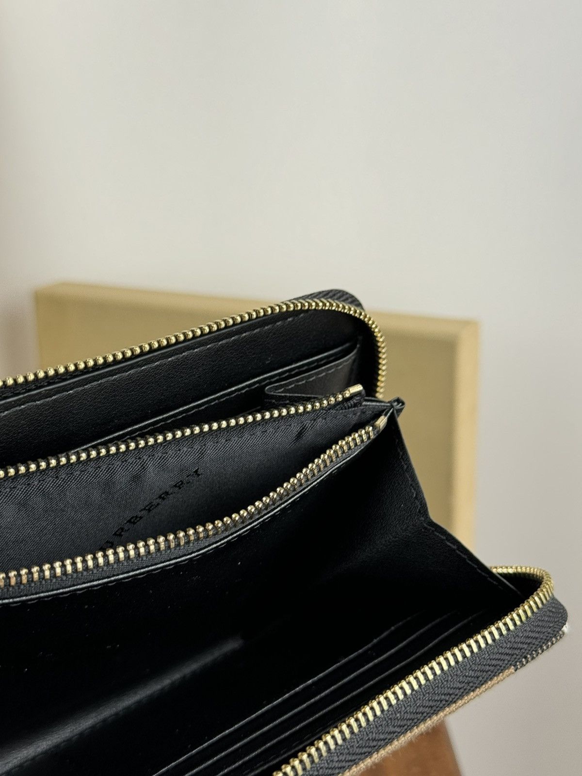 Burberry × Leather × Vintage Leather wallet clutch Burberry original luxury casual item Size ONE SIZE - 6 Thumbnail