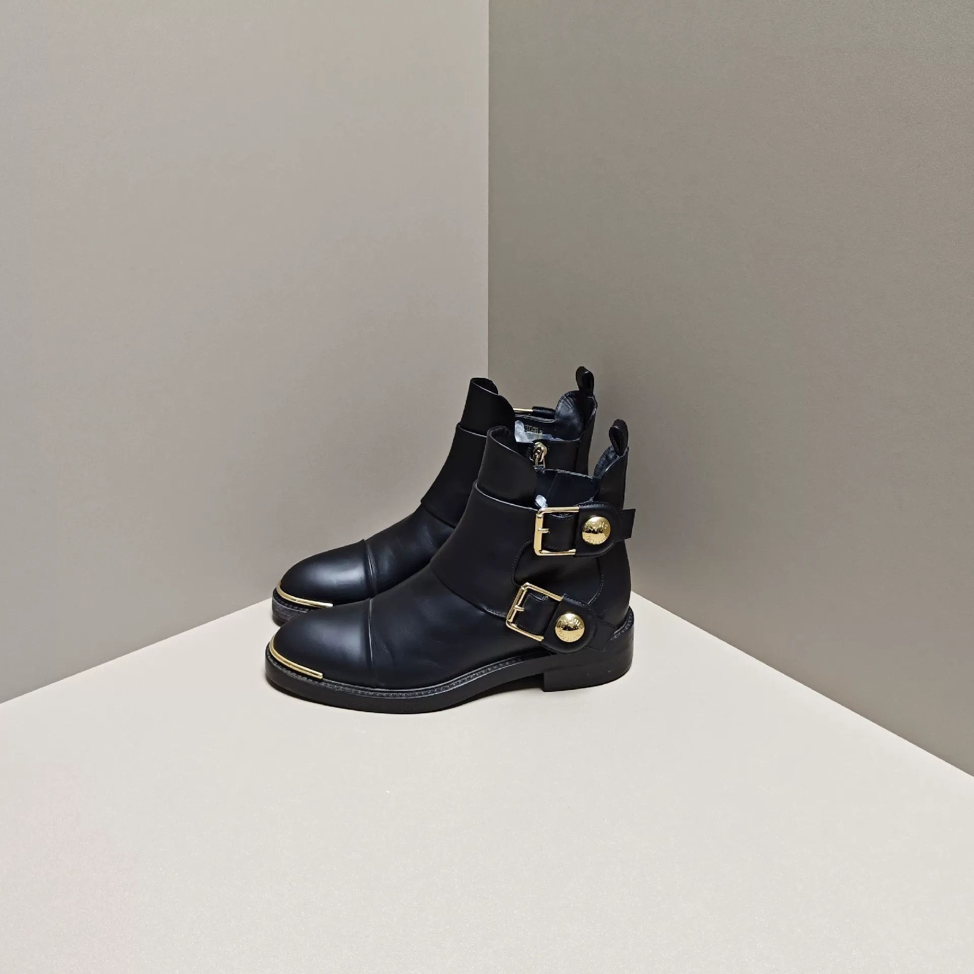 Louis Vuitton Louis Vuitton Retro Gold Boots us_5 Women Size US 5 / IT 35 - 1 Thumbnail