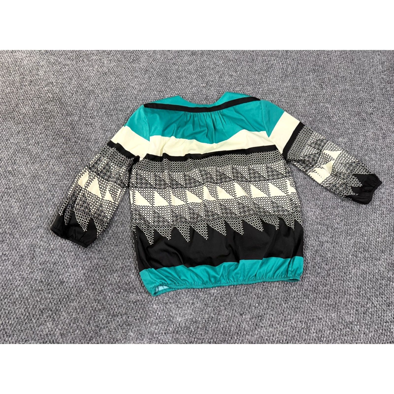 Saks Fifth Avenue Saks Fifth Avenue Blouse Womens Small Teal Black Geometric Long Sleeve V-Neck Pullover Casual Shirt Adult Womens Regular Size S Black Geometric Blouse Size S / US 4 / IT 40 - 7 Thumbnail