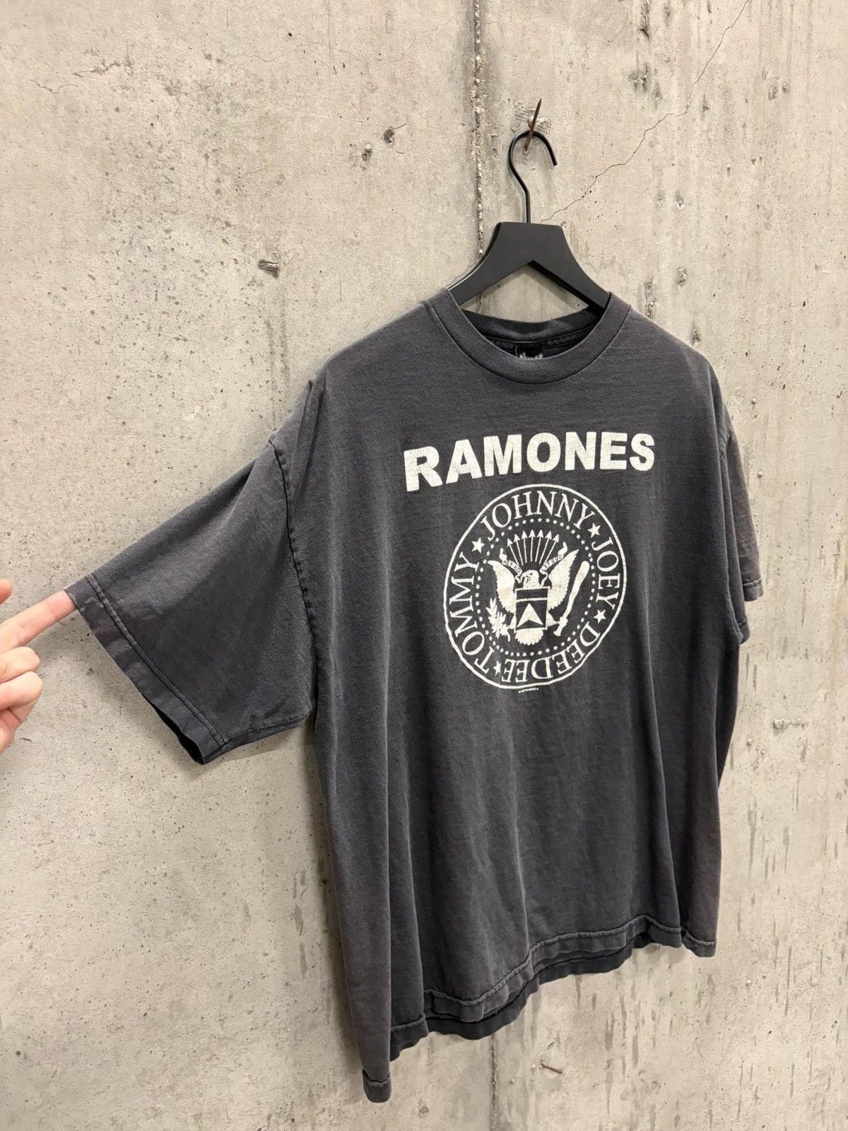 Band Tees Vintage Ramones Shirt Faded Distressed Grunge Band Thrashed Size US XL / EU 56 / 4 - 2 Thumbnail