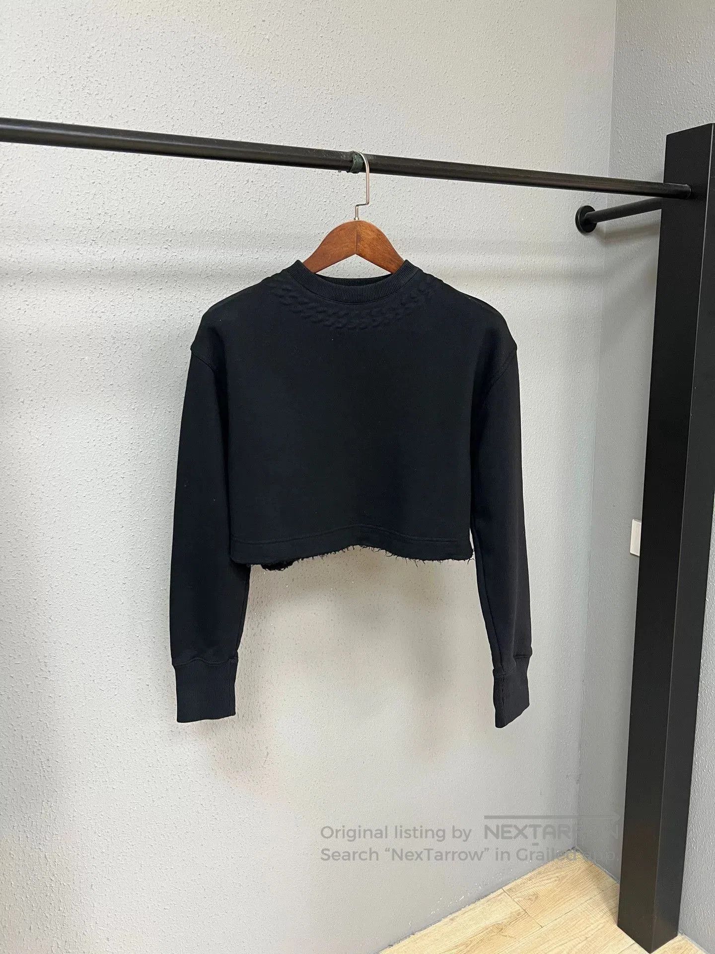 Givenchy Givenchy Black Cropped Sweatshirt. Size XS / US 0-2 / IT 36-38 - 1 Thumbnail