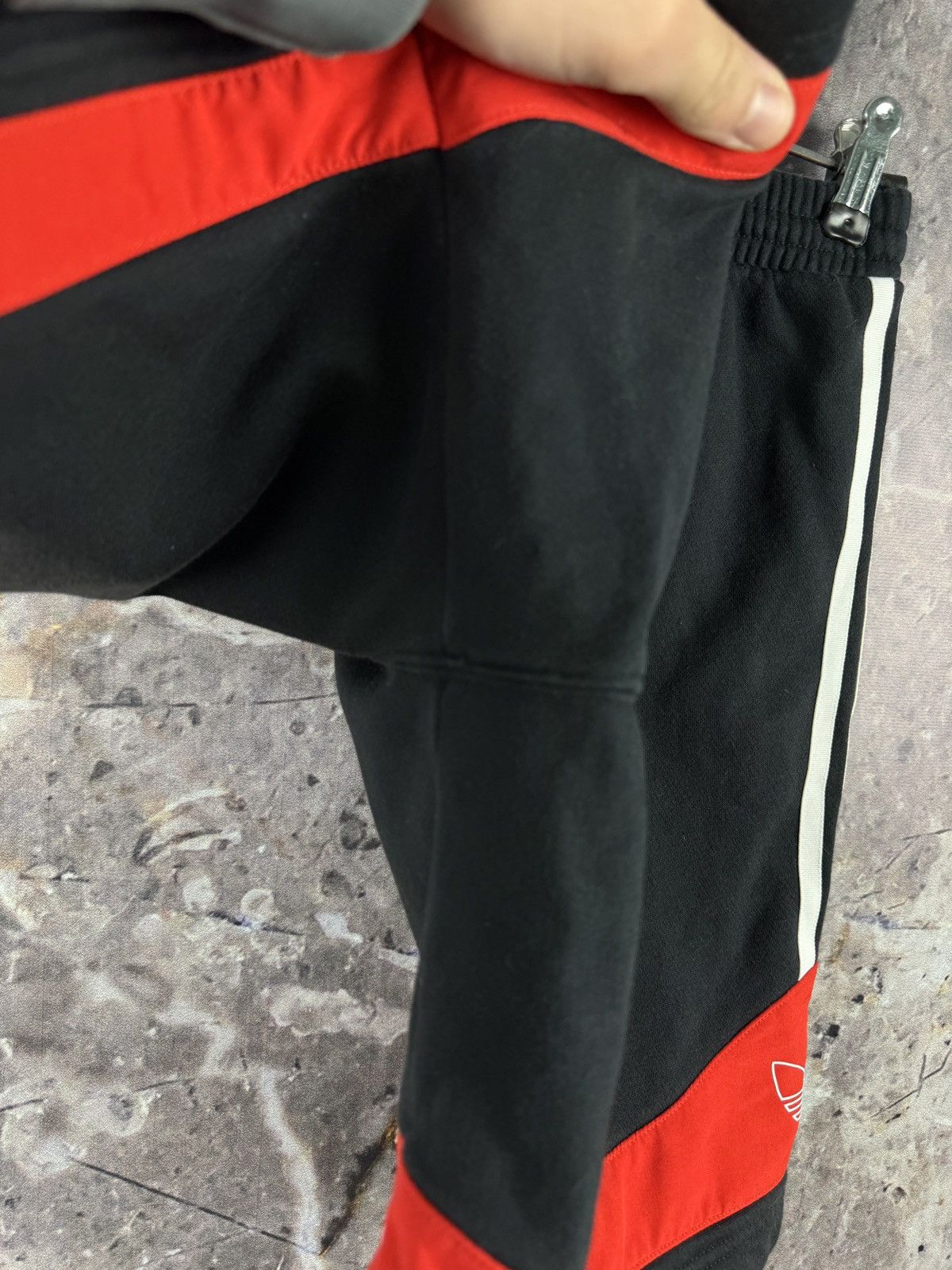 Adidas Adidas Originals Trefoil Black Red Athletic Shorts Size M Size US 34 / EU 50 - 10 Thumbnail