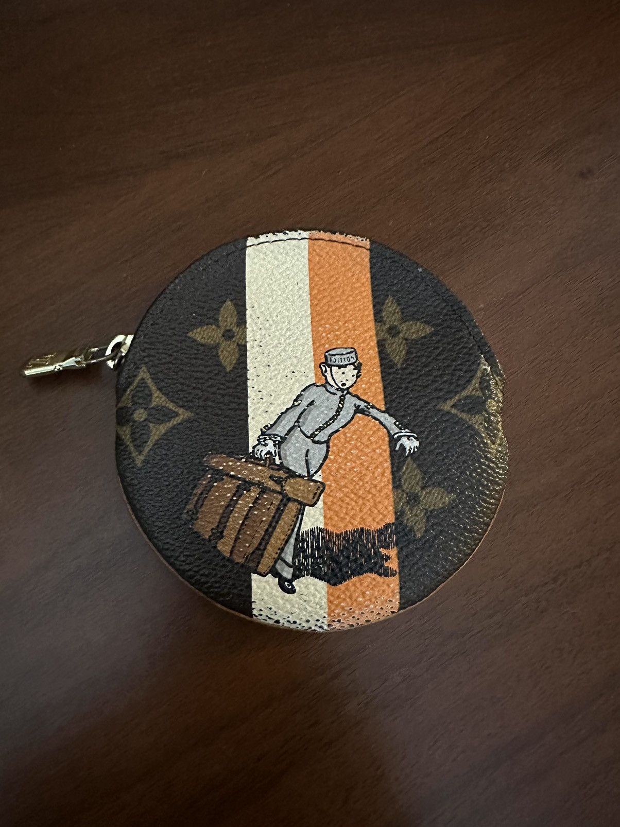 Louis Vuitton Louis Vuitton round rare coin purse. Hand painted!!! Size ONE SIZE - 1 Thumbnail
