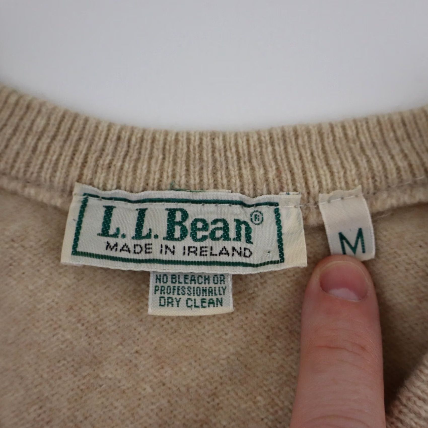Vintage VINTAGE LL Bean Ireland Lambs Wool V-Neck Sweater Womens Medium Beige Size M / US 6-8 / IT 42-44 - 5 Thumbnail