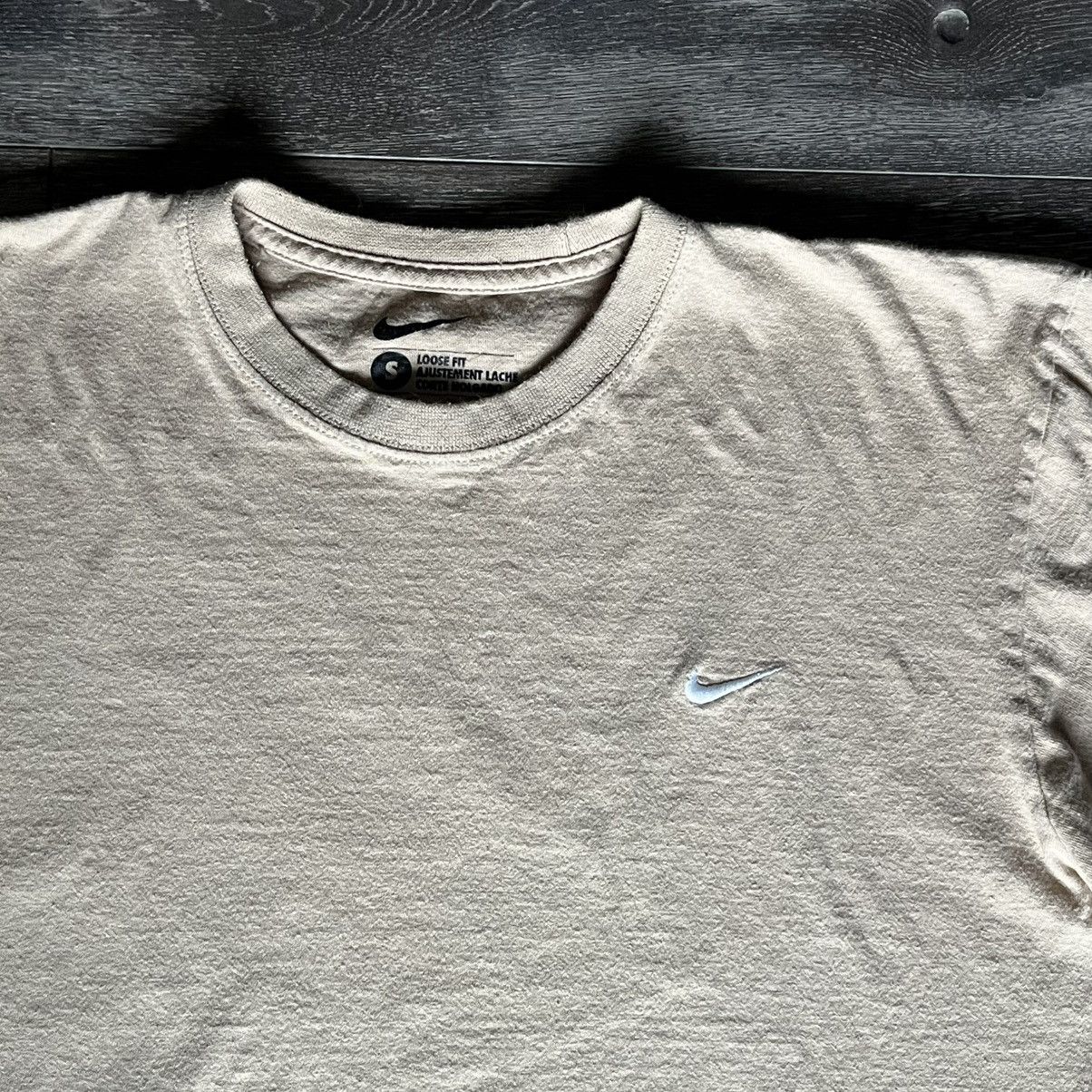 Nike Vintage 2000s Nike Basic Swoosh Logo Beige Loose Fit T Shirt Size US S / EU 44-46 / 1 - 2 Thumbnail