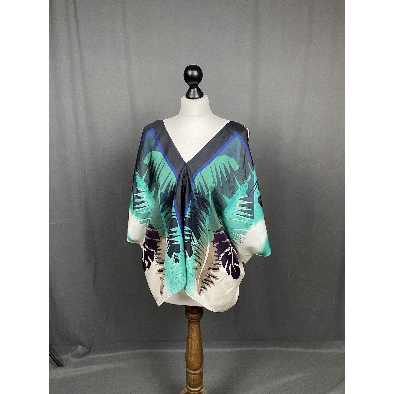 Gucci Gucci Women's V-Neck Multicolored Silk Poncho Top Tunic Cape Size S / US 4 / IT 40 - 4 Thumbnail