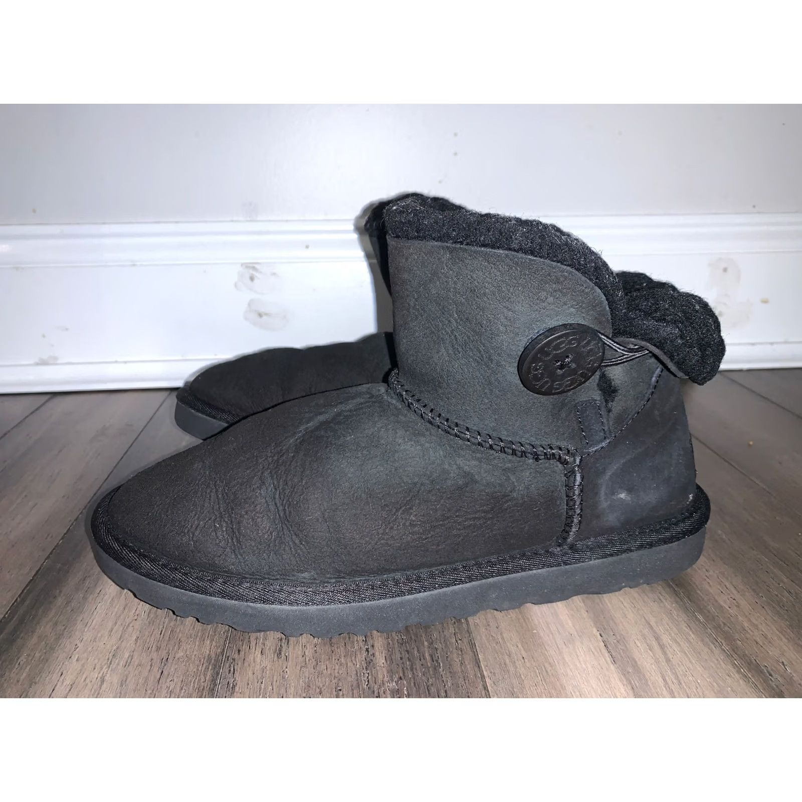 Ugg UGG Mini Bailey Button Black Sheepskin Shearling Boots Women Size 8 Australia Bailey Button Boots 3352 Size US 7 / IT 37 - 3 Thumbnail