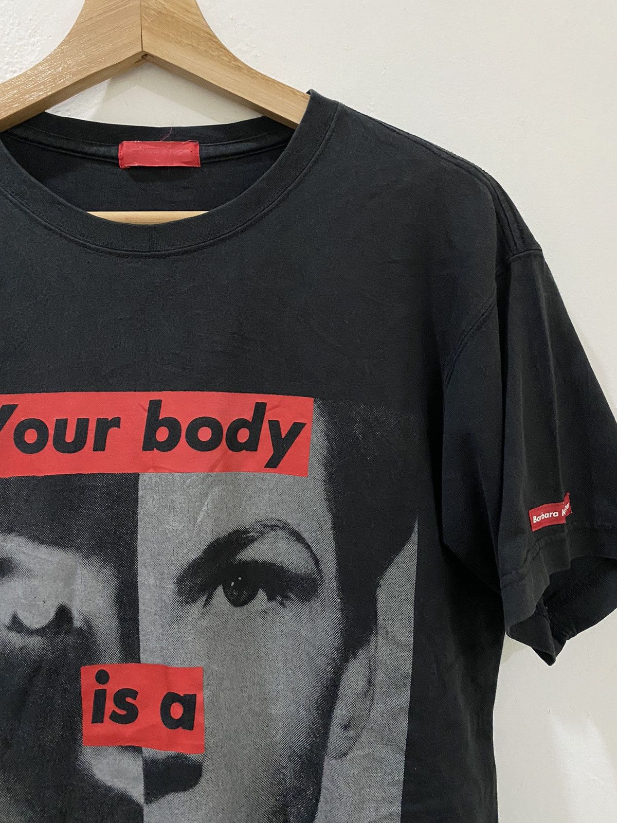 Barbara Kruger × Designer 🔥 Rare Barbara Kruger Your body is a battleground Size US M / EU 48-50 / 2 - 4 Thumbnail