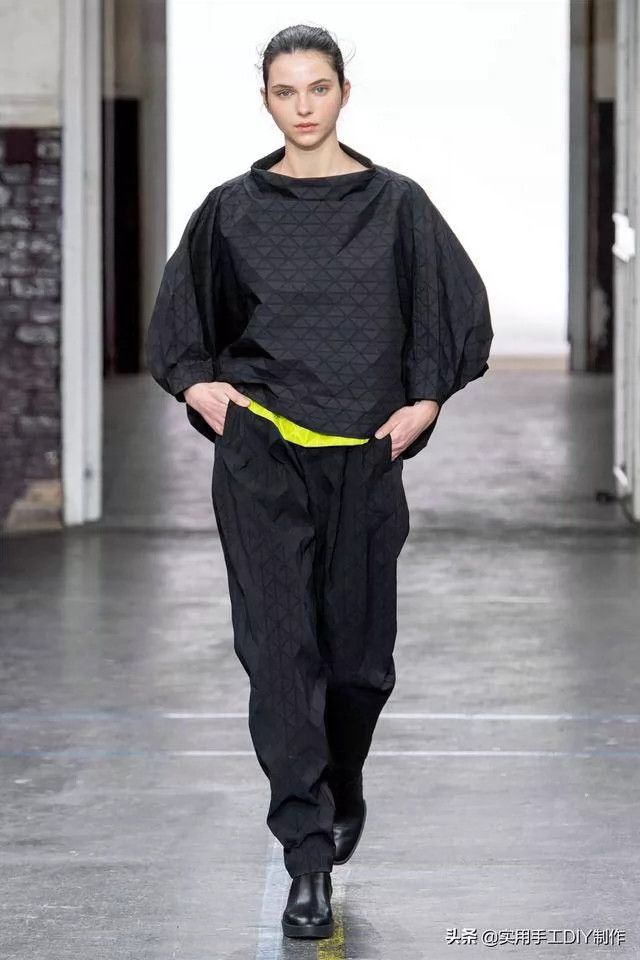 Issey Miyake Issey Miyake size:2 Black bat-sleeve silhouette top Size S / US 4 / IT 40 - 1 Thumbnail