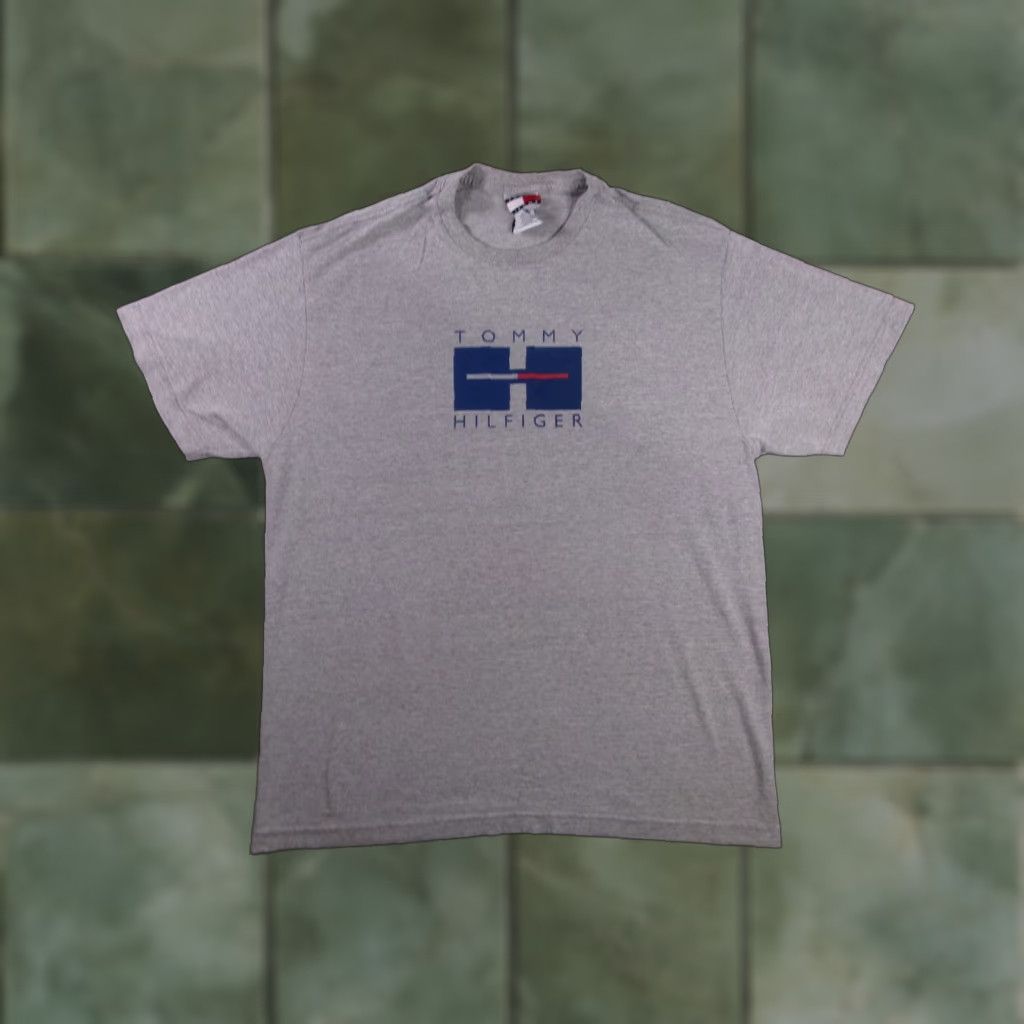 Tommy Hilfiger VINTAGE Tommy Hilfiger Shirt Men L Gray Classic Logo Graphic Tee Crewneck 90s Preppy Mens Size US L / EU 52-54 / 3 - 1 Thumbnail