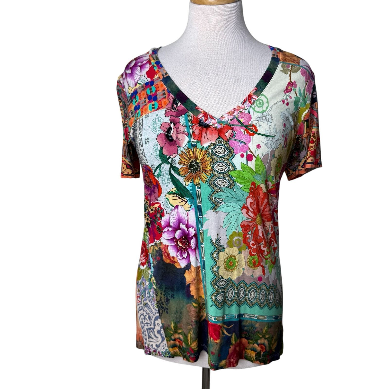 Johnny Was JOHNNY WAS Tropical Block Favorite Short Sleeve V-Neck SMALL Size S / US 4 / IT 40 - 2 Thumbnail