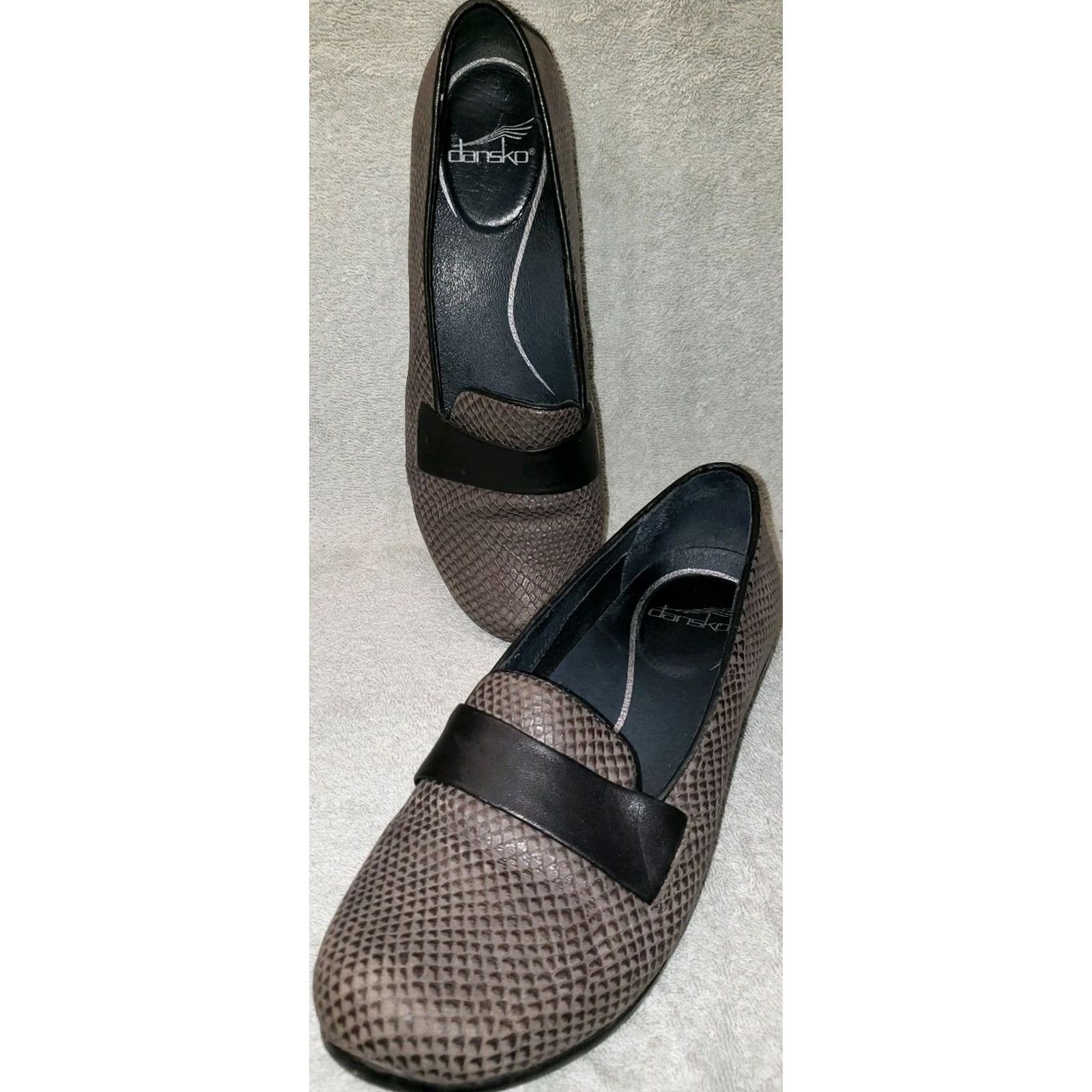 Dansko Dansko Womens Flats Size 8.5M 39EU Gray Reptile Pattern Black Crossover Loafer Flat Casual to Business Dress Womens US 8.5 M Size US 9 / IT 39 - 2 Thumbnail
