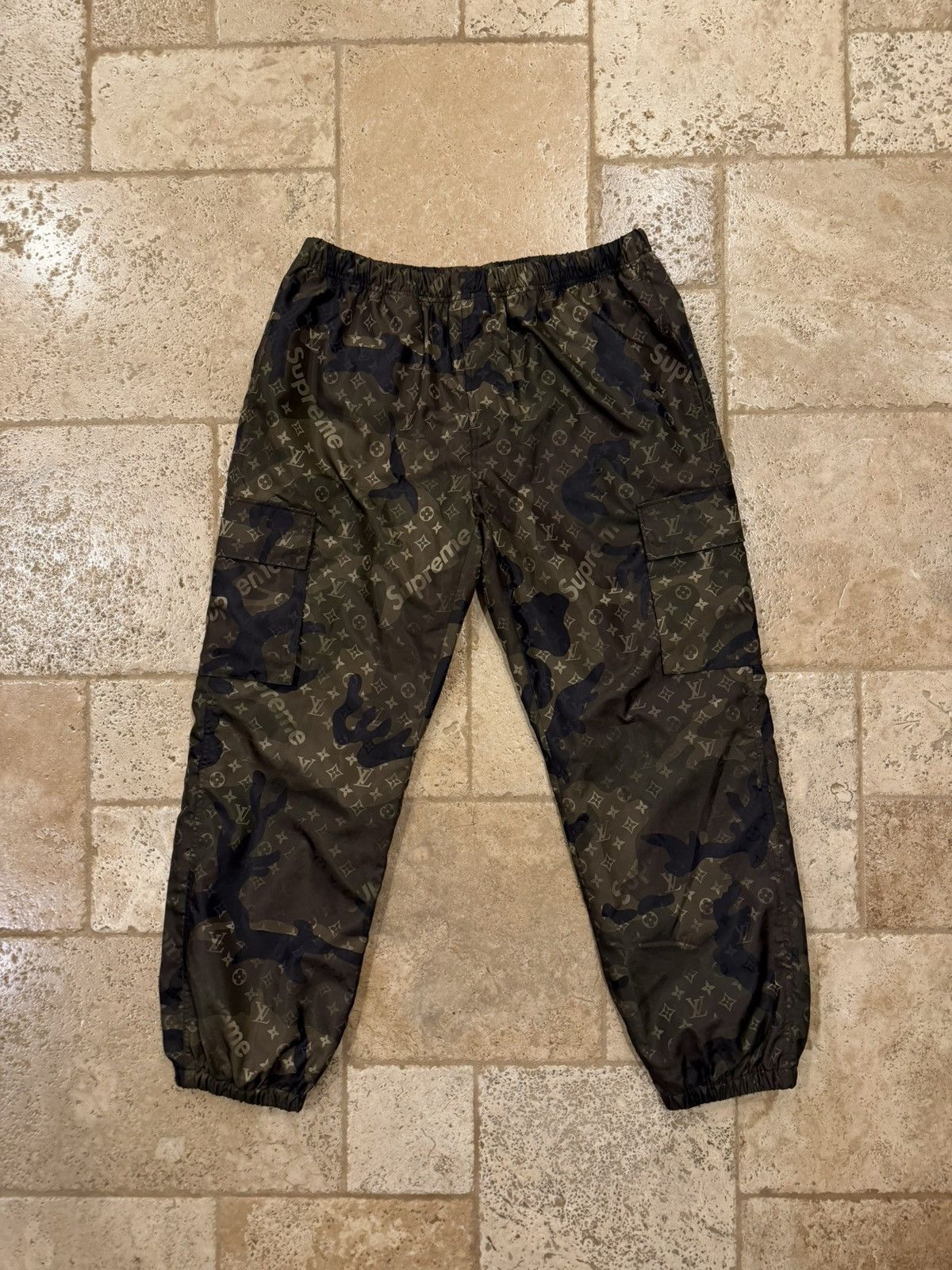 Louis Vuitton × Supreme Louis Vuitton x Supreme Monogram Camo Nylon Jogger Pants Size US 36 / EU 52 - 2 Thumbnail