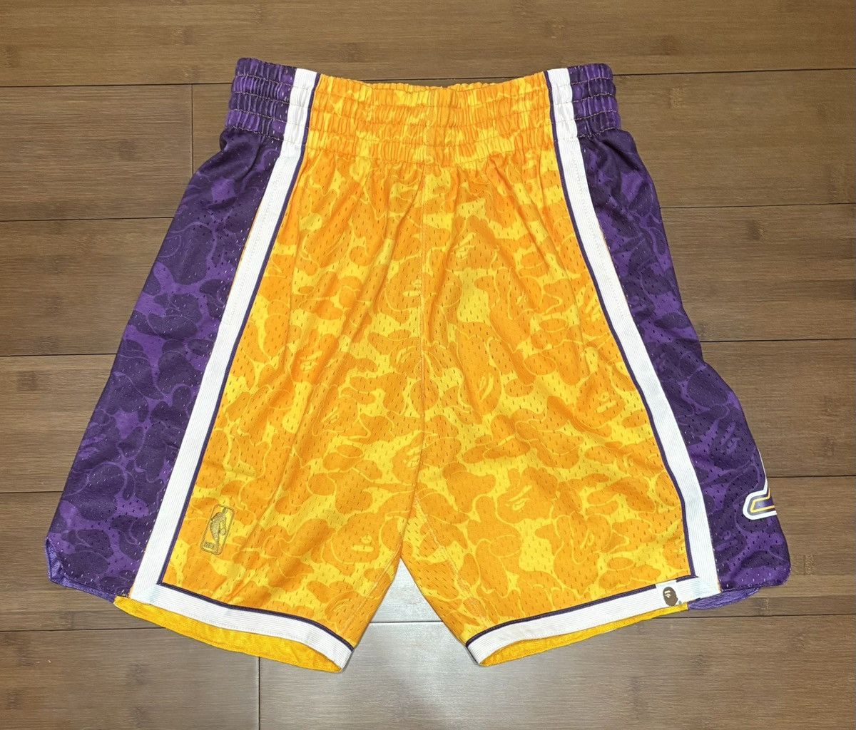 Bape × Mitchell & Ness × NBA Bape Los Angeles LA Lakers Basketball Shorts Size US 32 / EU 48 - 2 Thumbnail