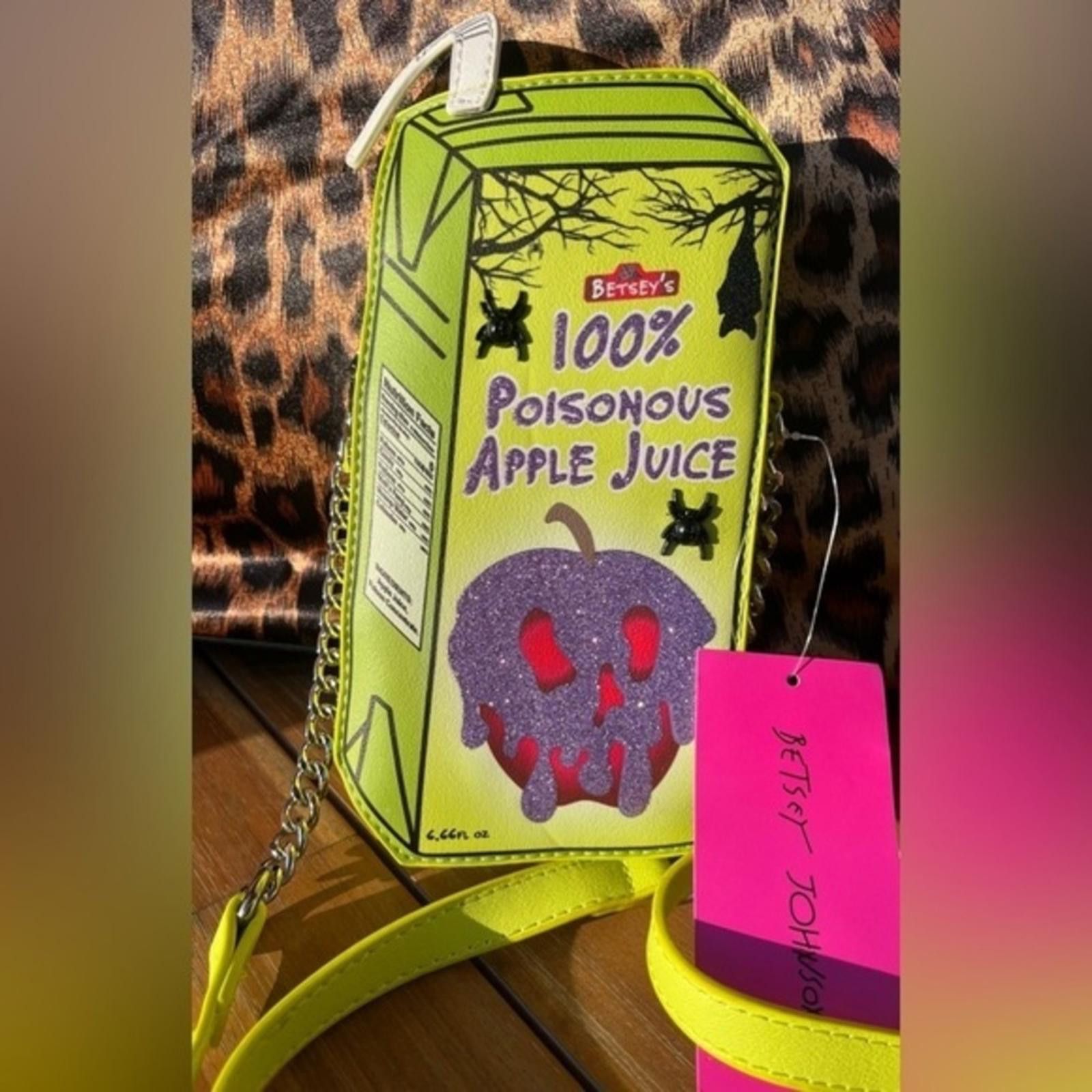 Designer Betsey Johnson 100% Poisonous Apple Juice Crossbody Bag in Green, Women's