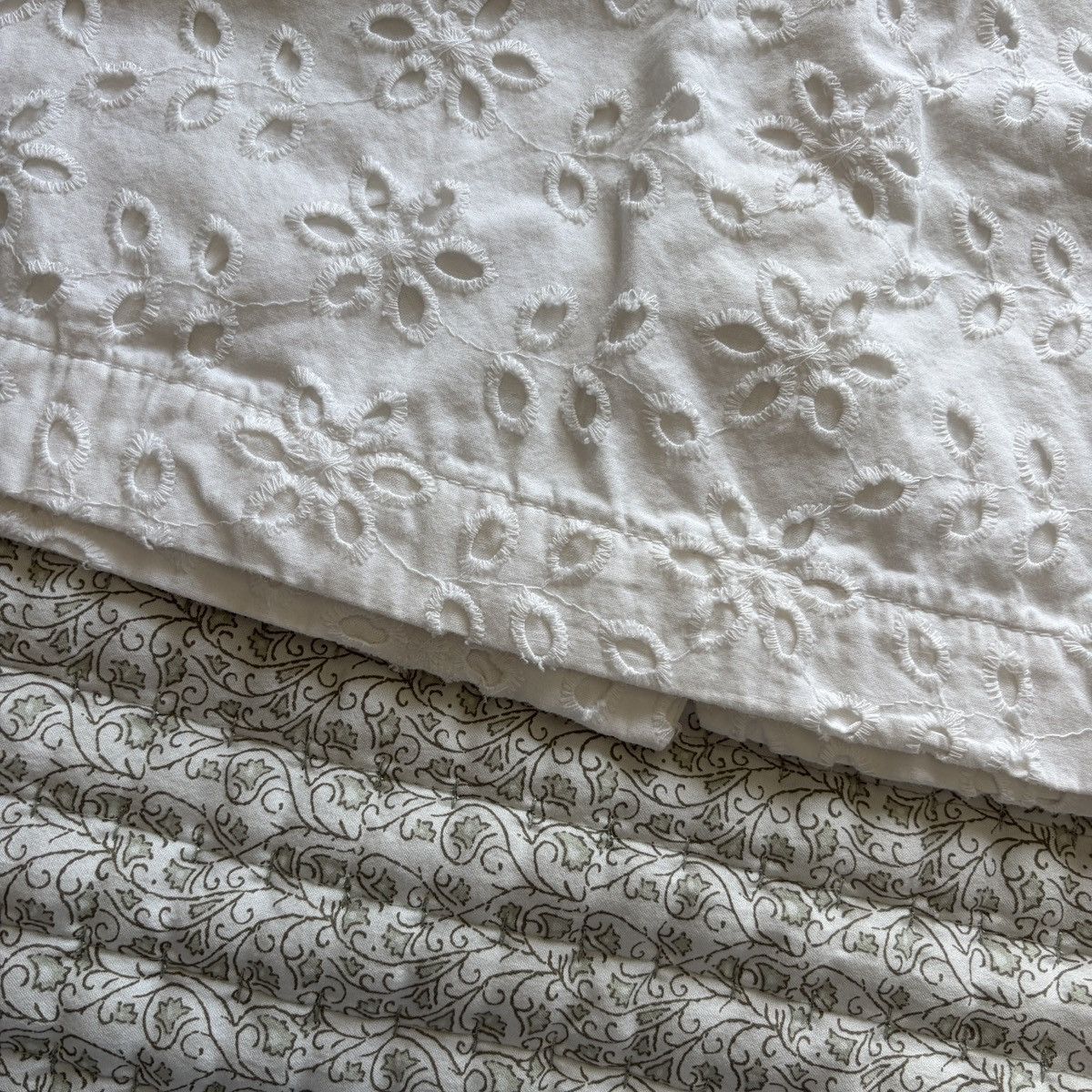Old Navy Old navy eyelet white lace mini skirt Size 26" / US 2 / IT 38 - 3 Thumbnail