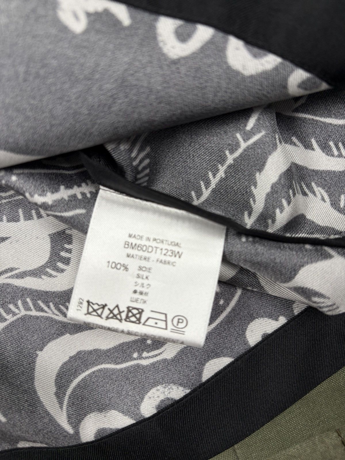Givenchy Silk Shirt with Dragon Graphic Size US L / EU 52-54 / 3 - 4 Thumbnail