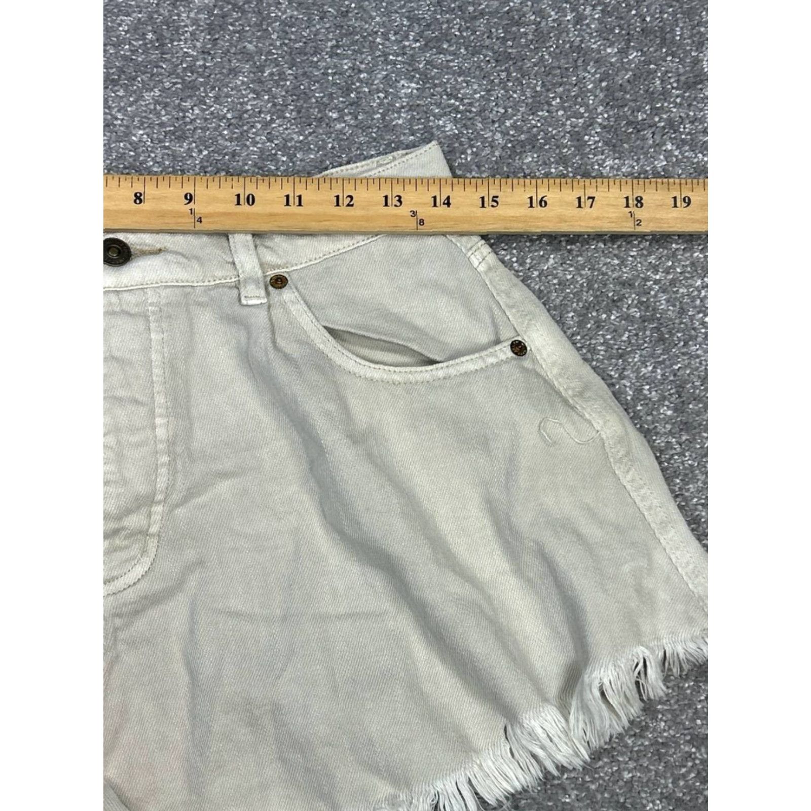 Free People VINTAGE Free People We The Free Shorts Women 28 Beige Cut Off Denim High Rise Fringe Hem Size 28" / US 6 / IT 42 - 6 Thumbnail