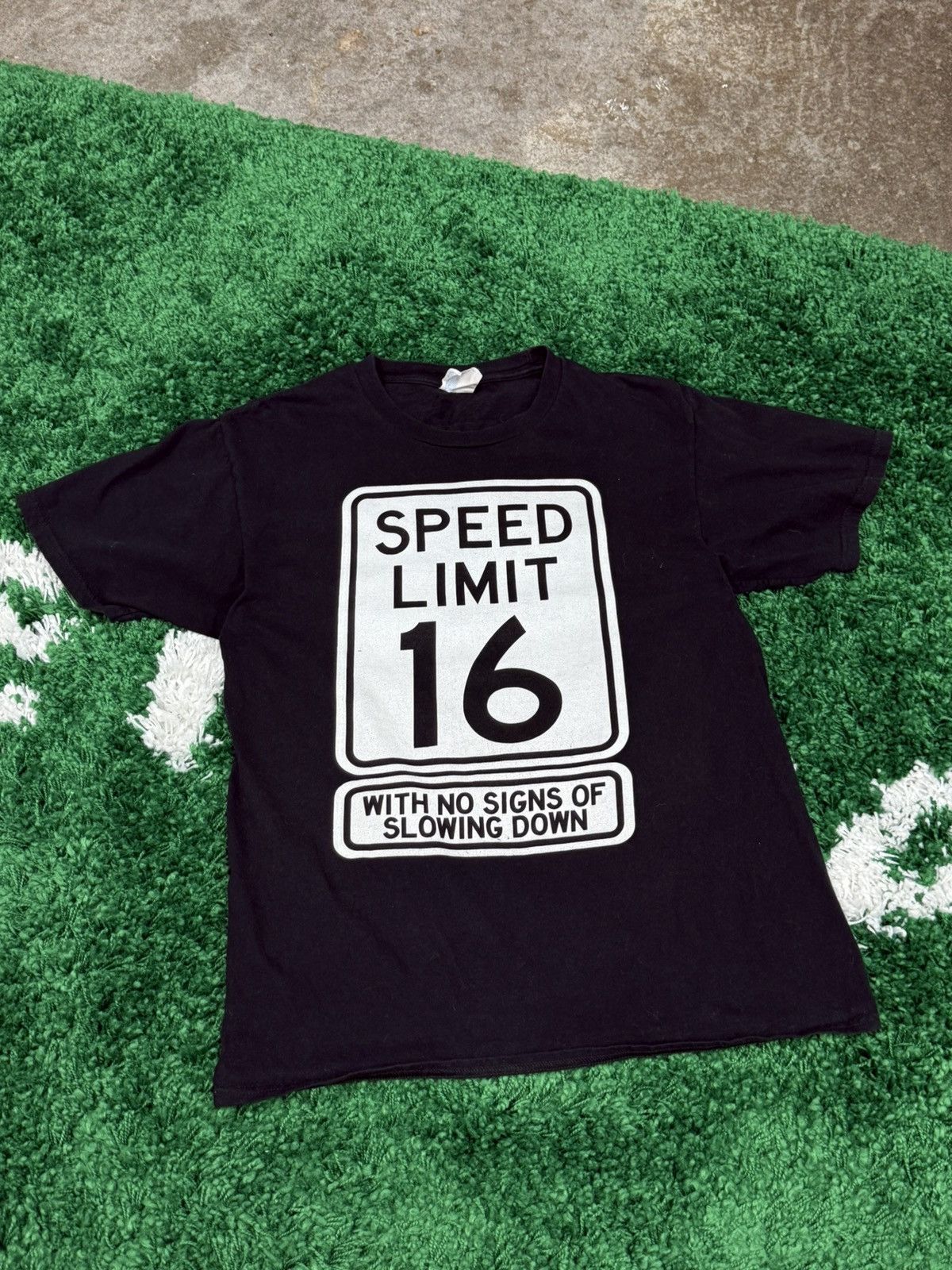 Vintage Vintage Highway Sign Speed Limit 16 Black Logo Tee Medium Size US M / EU 48-50 / 2 - 1 Thumbnail