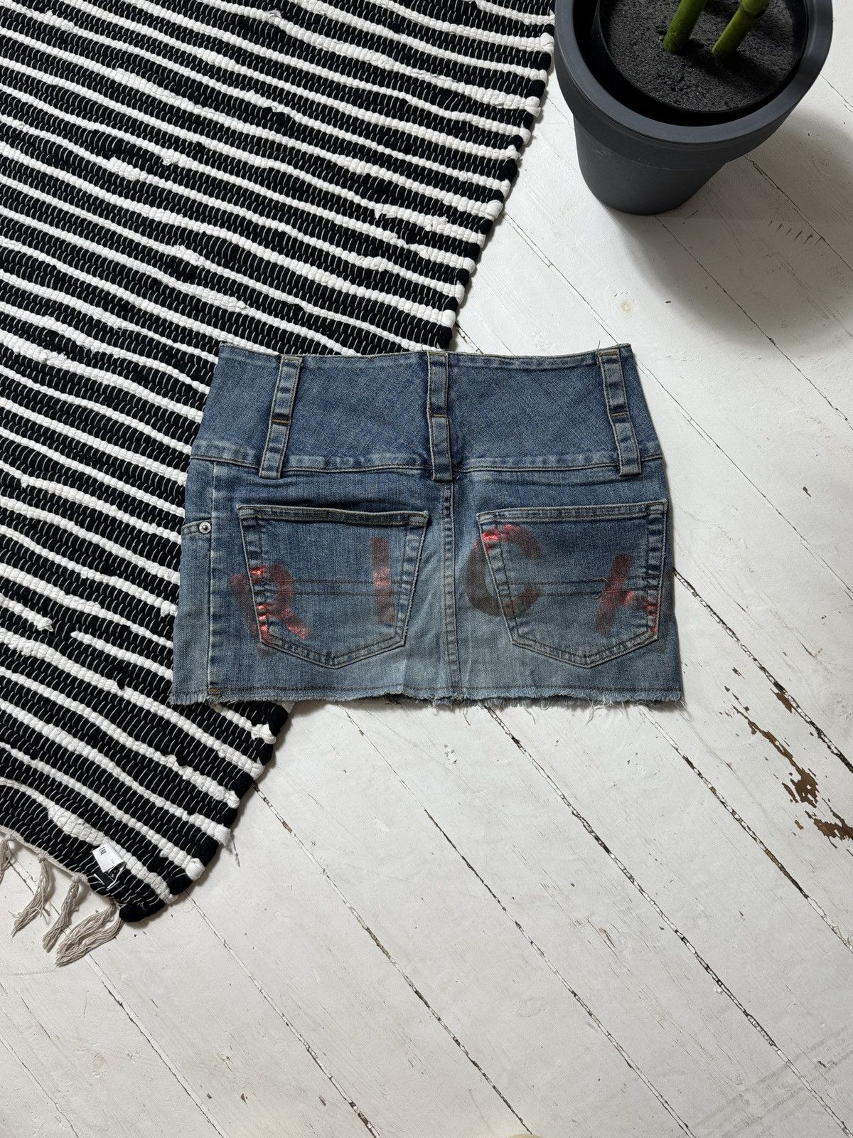 John Richmond VINTAGE JOHN RICHMOND 2000s MINI SKIRT Size 26" / US 2 / IT 38 - 1 Thumbnail