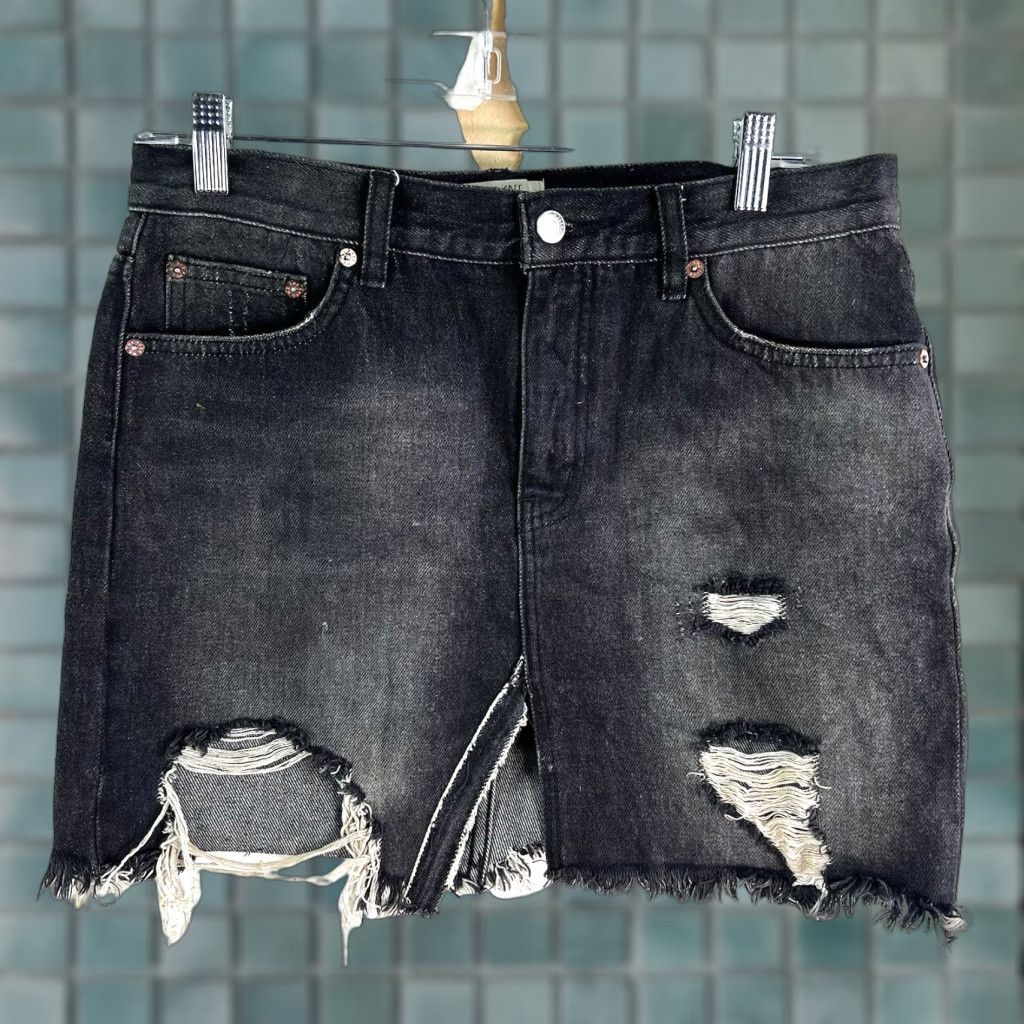 Free People Free People Skirt Womens 27 Black Denim Midi/Short Distressed Fringe Zip Pockets 90s Bohemian Festival Casual Party/Cocktail Size 27" / US 4 / IT 40 - 1 Thumbnail