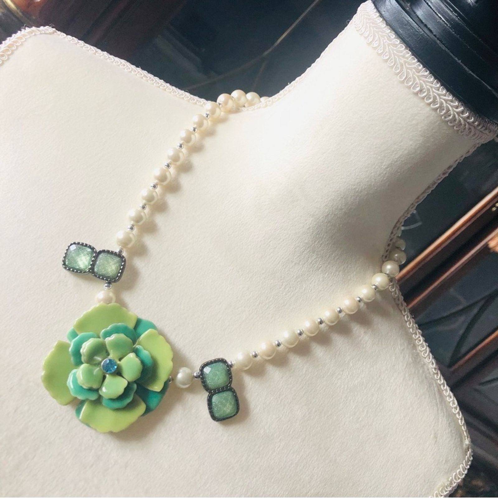 Handmade Handcrafted classy elegant Pearl metal flower necklace Size ONE SIZE - 3 Thumbnail