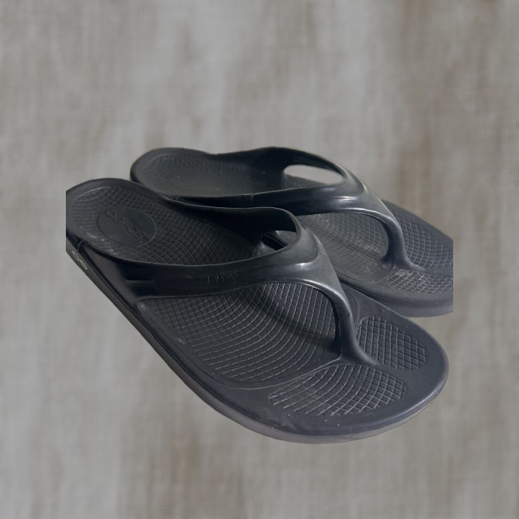 Vintage OOFOS Slides Thong Sandals Women 11 42 Black recovery UV logo? Size US 11 / IT 41 - 1 Thumbnail