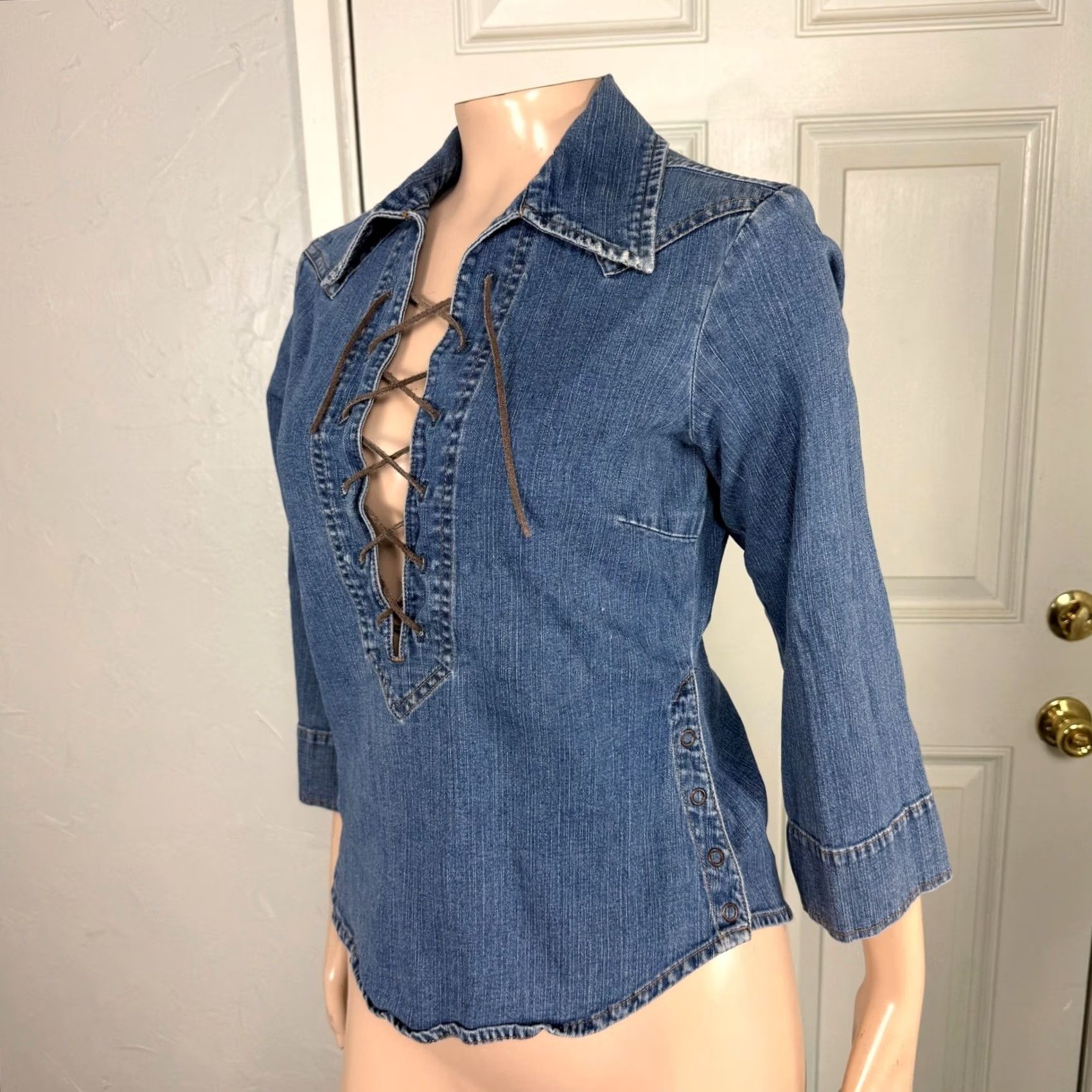 Levi's VINTAGE Levi's Women's Shirt Denim Lace Up Western Cowgirl Cotton Small BB8 Blue Floral Casual 90s Bohemian Size S / US 4 / IT 40 - 3 Thumbnail