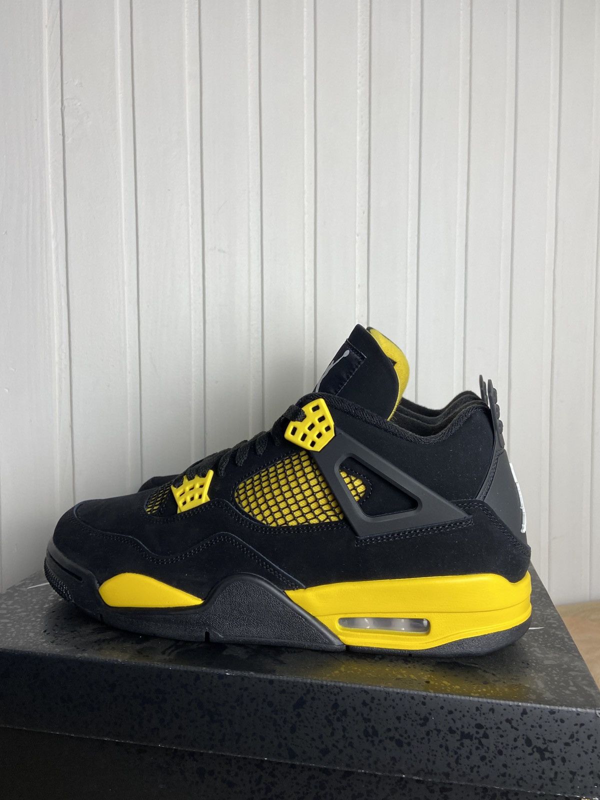 Jordan Brand New Jordan 4 Retro "Thunder" 2023 authentic size 11US Size US 11 / EU 44 - 10 Thumbnail