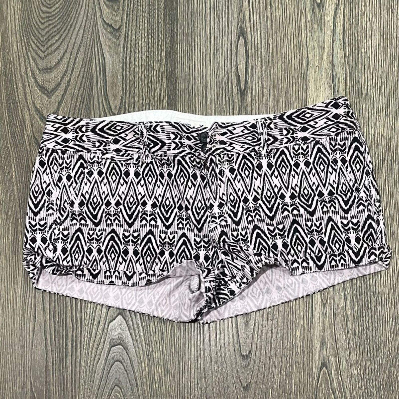 American Eagle Outfitters American Eagle Outfitters Womens Aztec Shorts Low Rise 10 Size 32" / US 10 / IT 46 - 1 Thumbnail