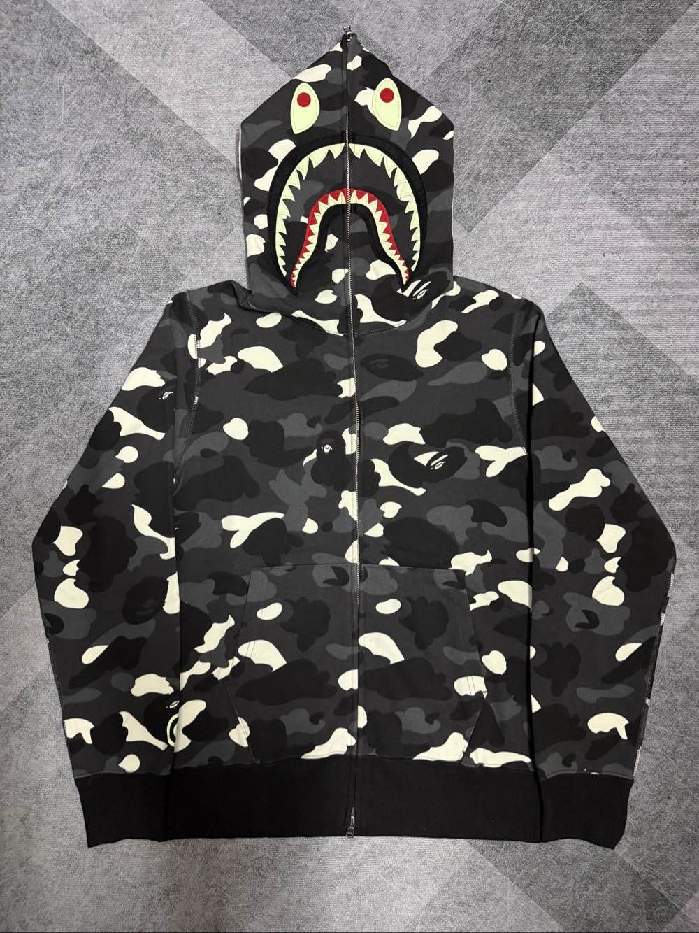 Bape A BATHING APE Camo Shark Hoodie Size M Size US M / EU 48-50 / 2 - 1 Thumbnail