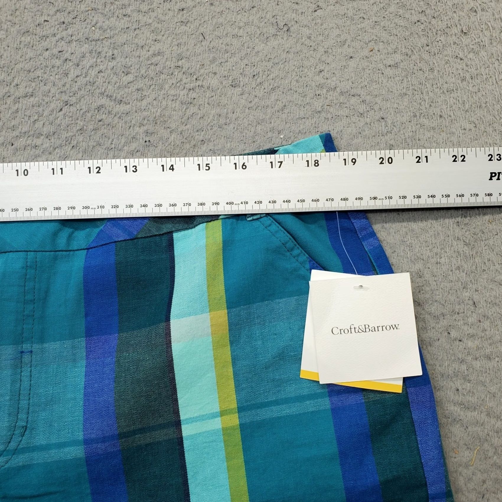 Croft & Barrow Croft & Barrow Chino Shorts Women 18 Multicolor Plaid Comfort Stretch Hook & Eye Size 40" / US 18 - 6 Thumbnail