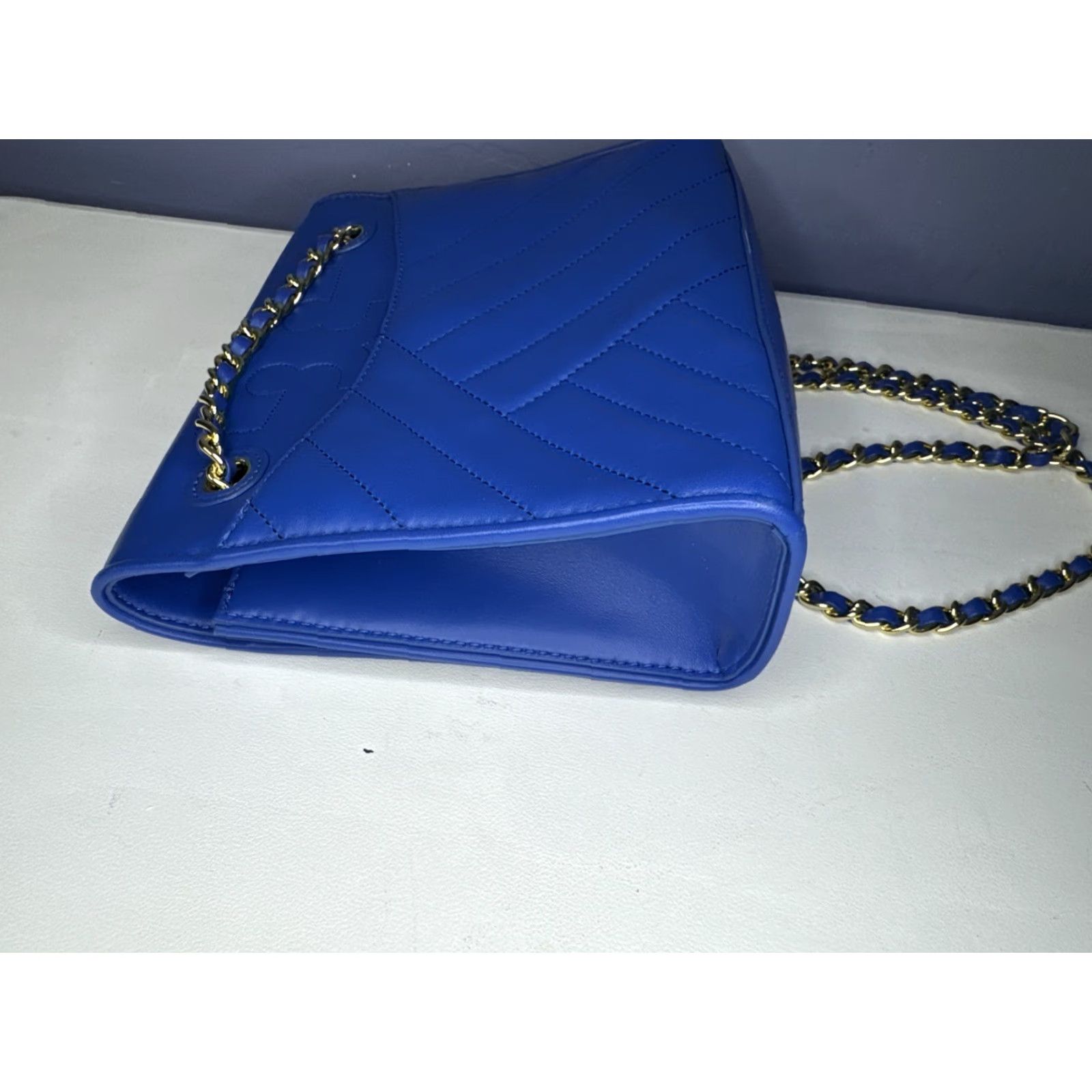 Tory Burch TORY BURCH Alexa Convertible Chain Crossbody Shoulder Bag Royal Blue Leather, Gray Leather; Gunmetal Black Chain, Medium York Tote, Crossbody, Women Size ONE SIZE - 5 Thumbnail