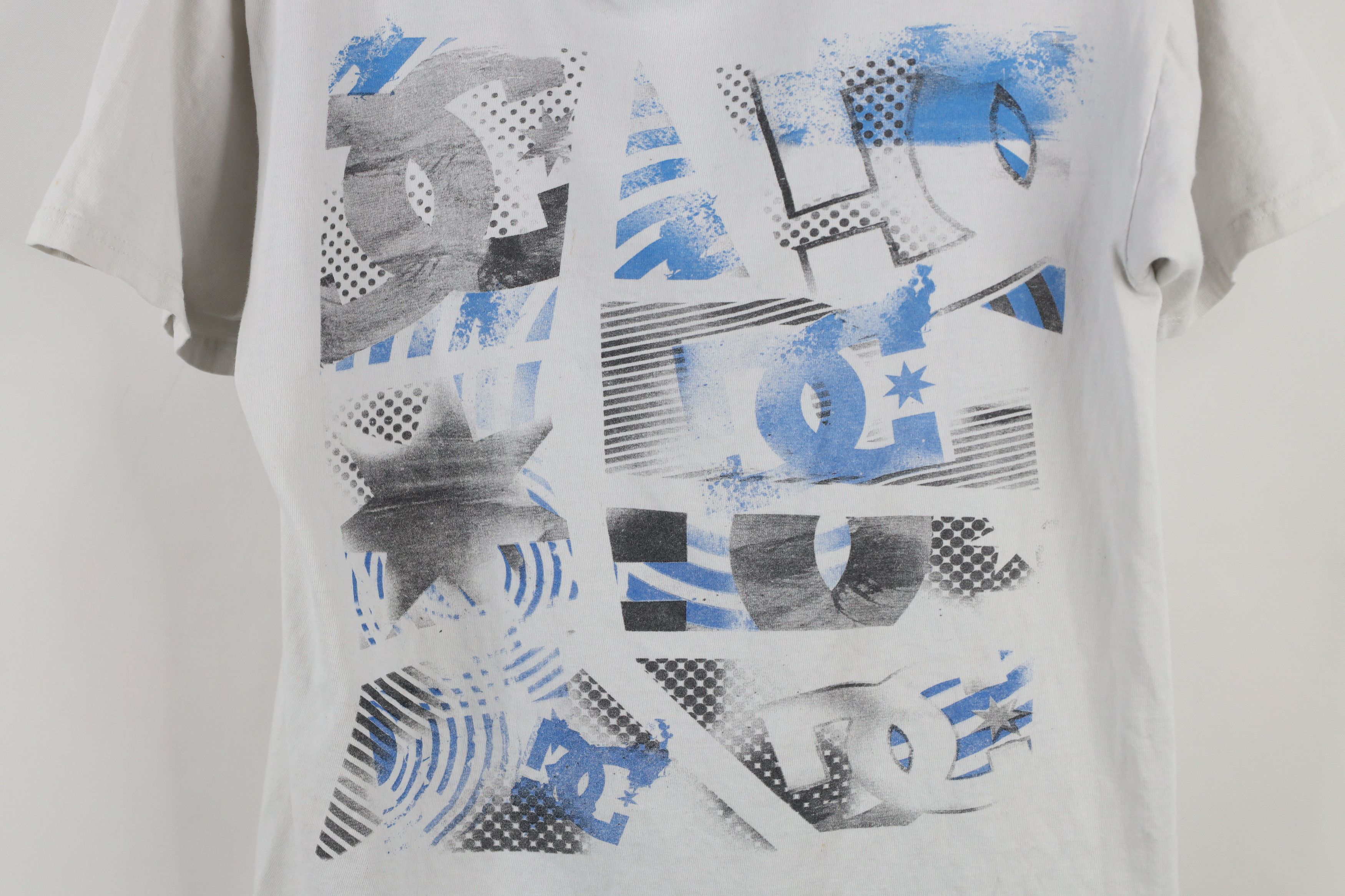 Vintage Vintage DC Shoes Spell Out Skateboarding T-Shirt White Size US S / EU 44-46 / 1 - 4 Thumbnail