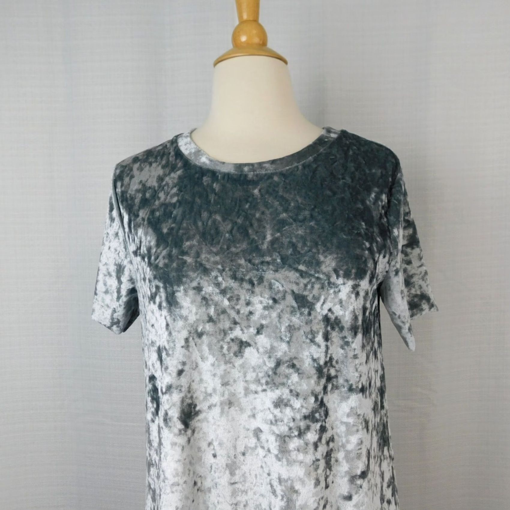 Velvet VINTAGE Short Sleeve Round Neck Crushed Velvet Tunic Dress Gray/Silver, Medium Size 32" / US 10 / IT 46 - 2 Thumbnail