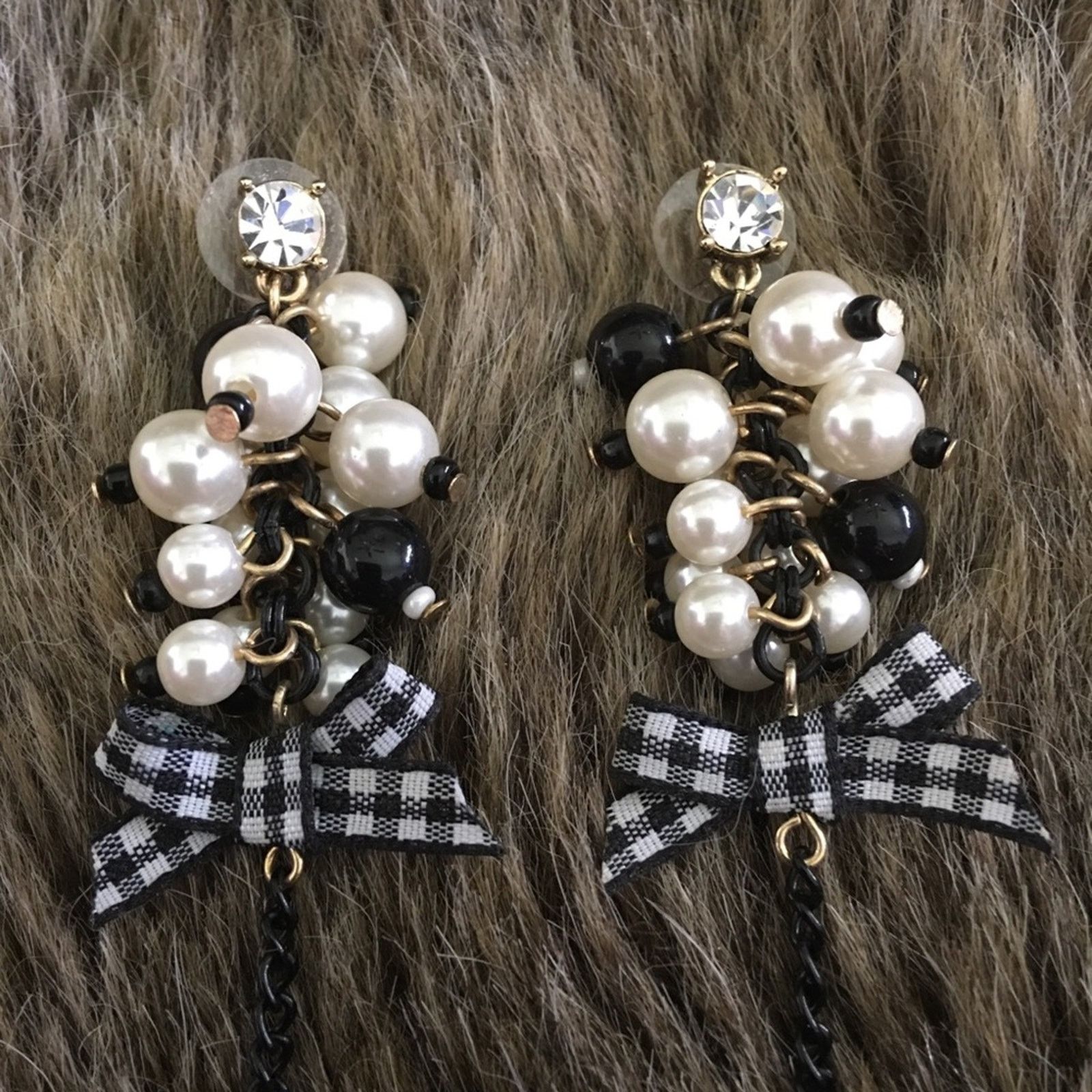 Jewelry Black and white gingham bow pearl chain earrings Size ONE SIZE - 2 Thumbnail