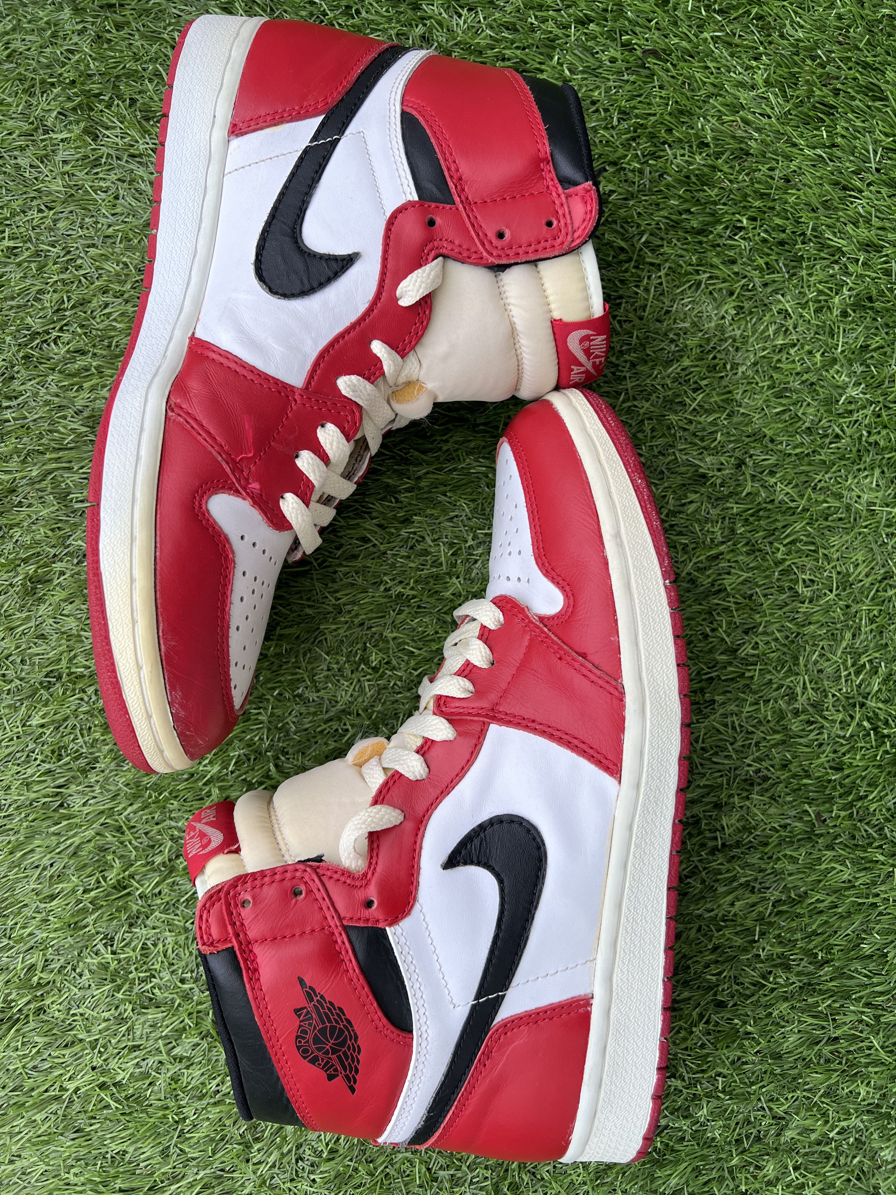 Jordan Brand Jordan 1 Retro High Chicago 1994 (Includes box and card) Size US 10.5 / EU 43-44 - 3 Thumbnail