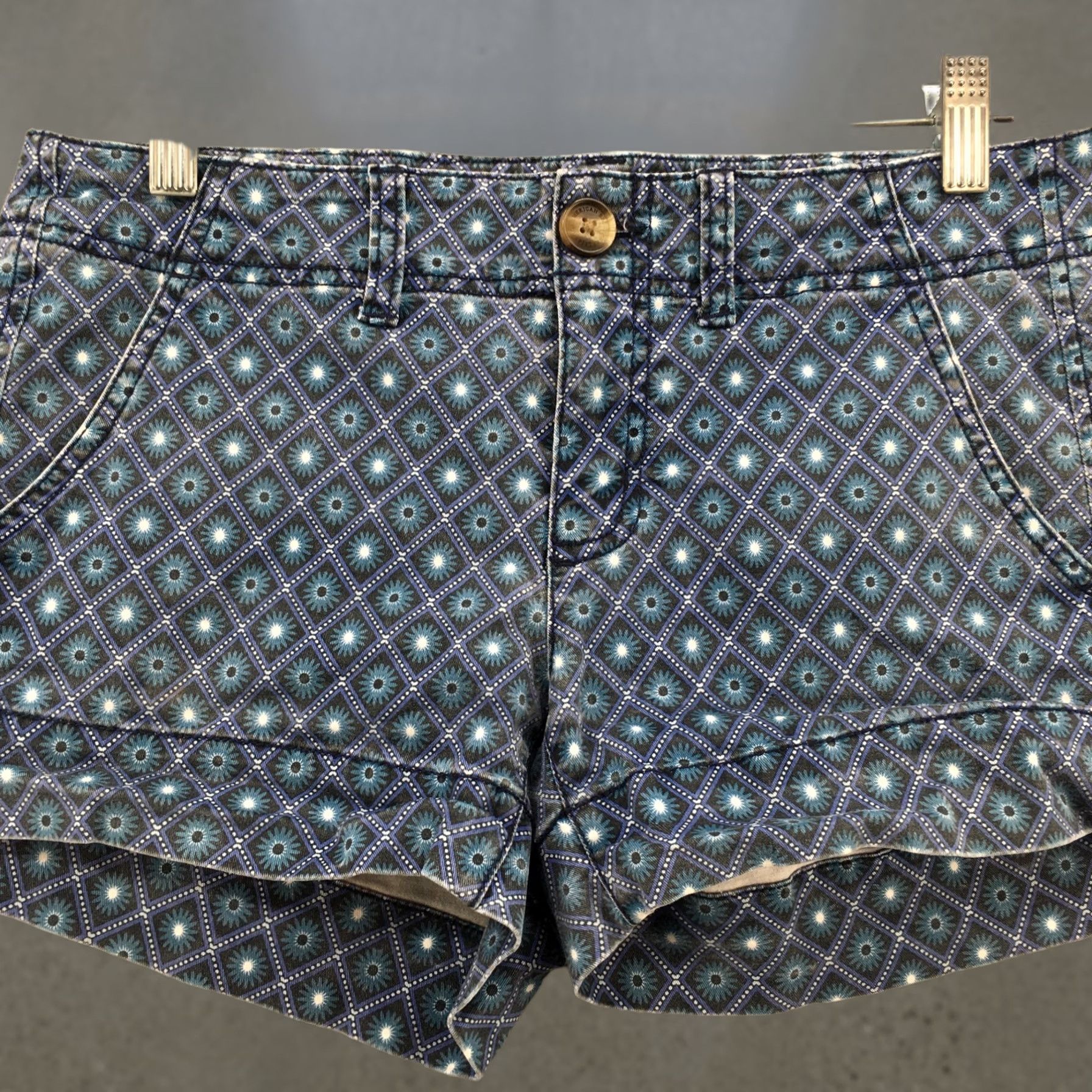 American Eagle Outfitters American Eagle Outfitters Stretch Chino Shorts Women 4 Blue Floral Size 27" / US 4 / IT 40 - 1 Thumbnail