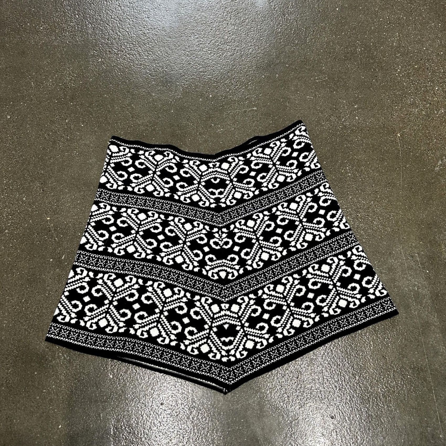 Vintage Geometric Knit Skirt Womens S Black White Mini Tribal Pattern Geometric Knit Skirt Women Small Black White Mini 90s Style? Size 28" / US 6 / IT 42 - 2 Thumbnail