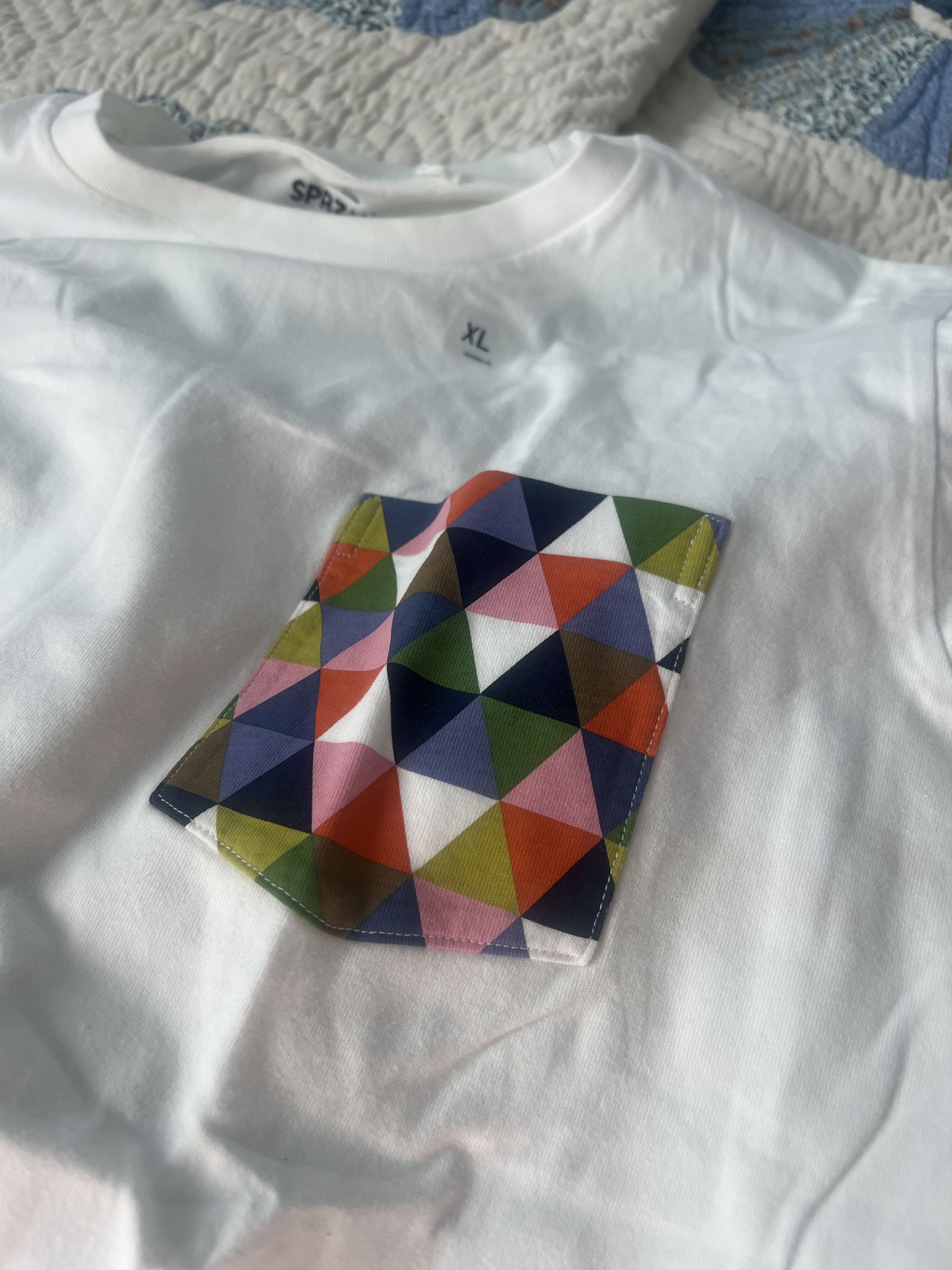 Uniqlo Uniqlo Mosaic Pattern Pocket Tee Size US XL / EU 56 / 4 - 2 Thumbnail