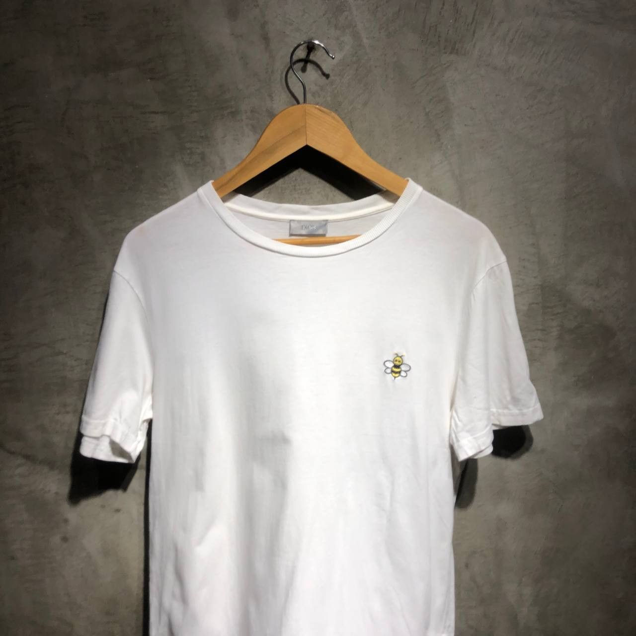 Dior × Kaws Dior X Kaws Bee small embroidered tee Size US M / EU 48-50 / 2 - 2 Thumbnail